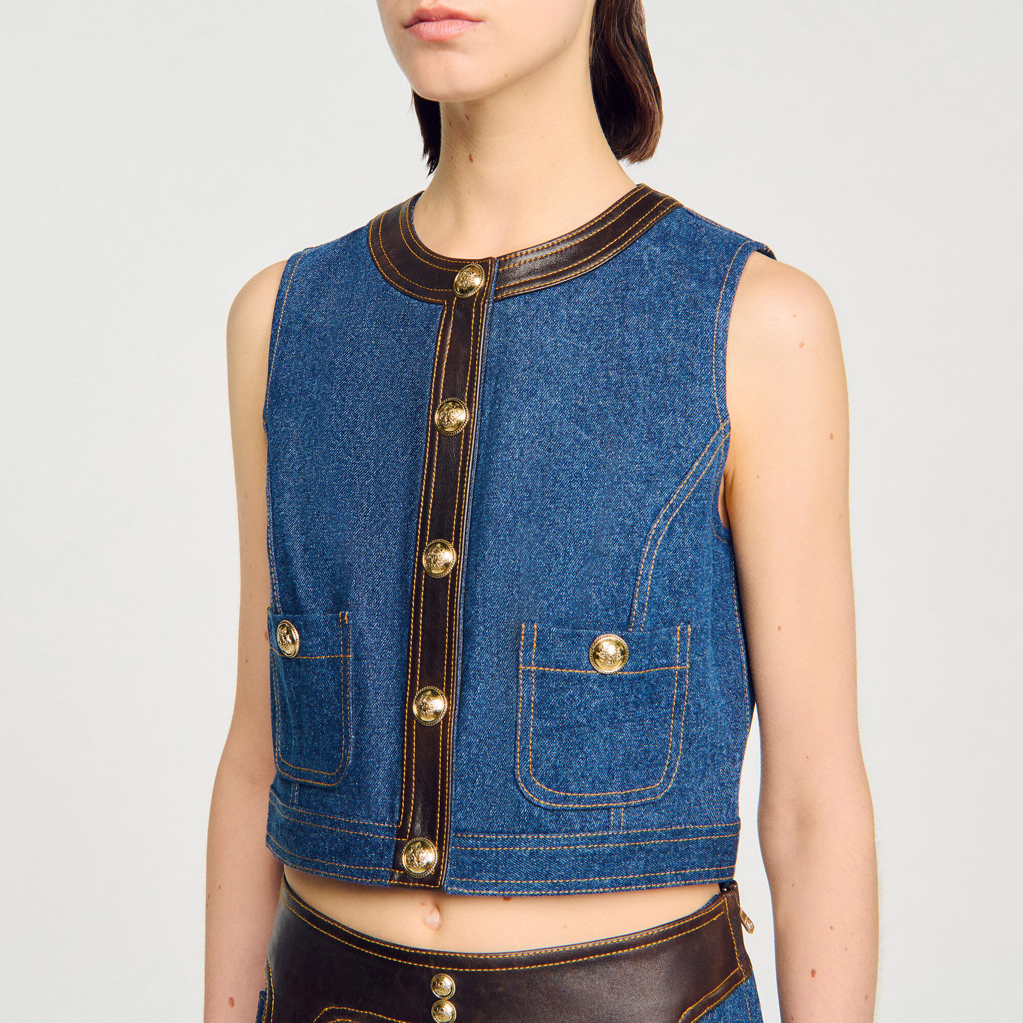 Top de denim y cuero