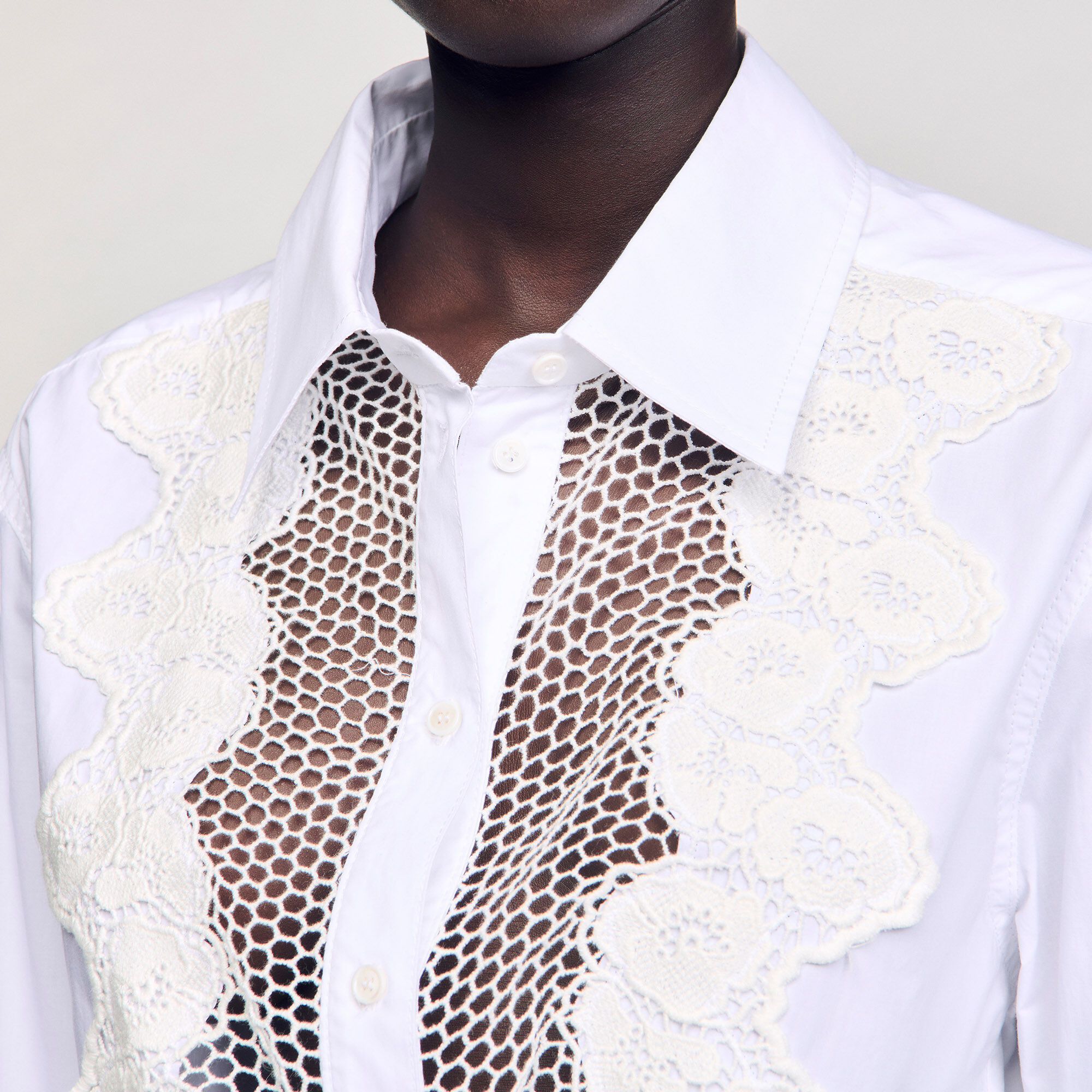 Camisa con plastrón de encaje