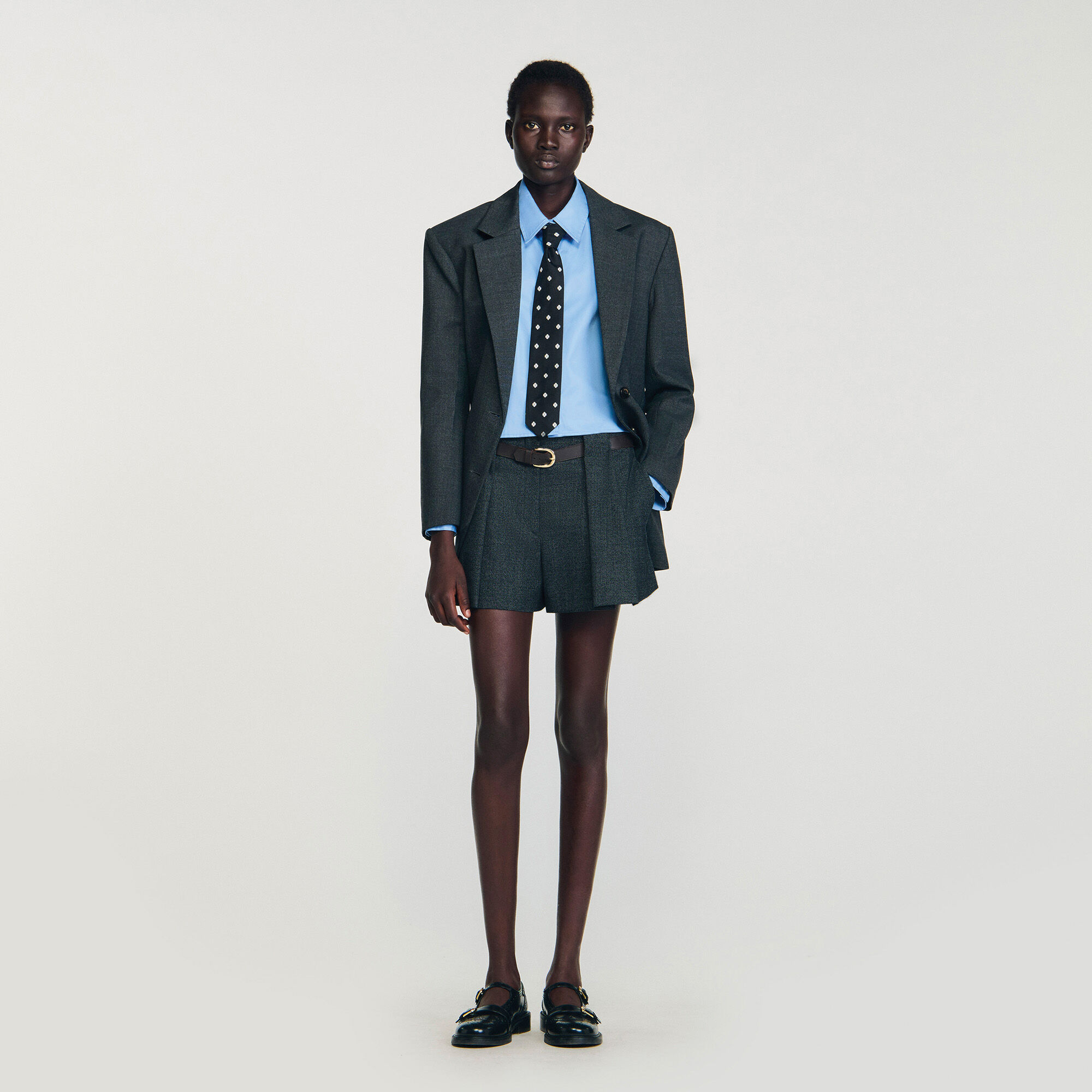 Camisa corta con corbata extraíble