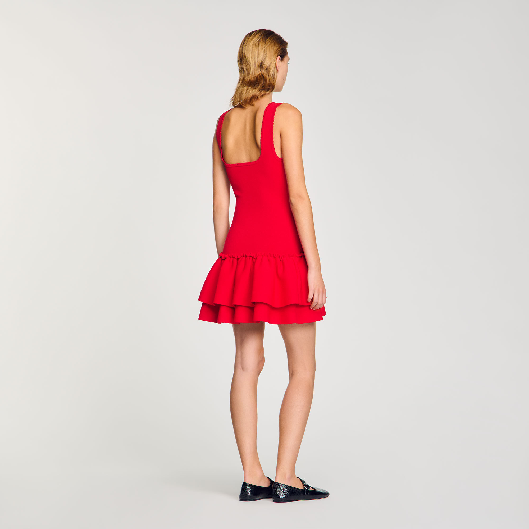 Vestido corto de punto con volantes