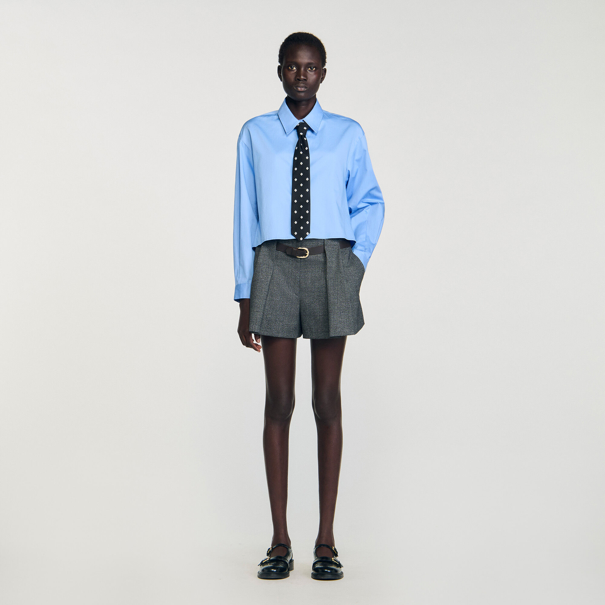 Camisa corta con corbata extraíble