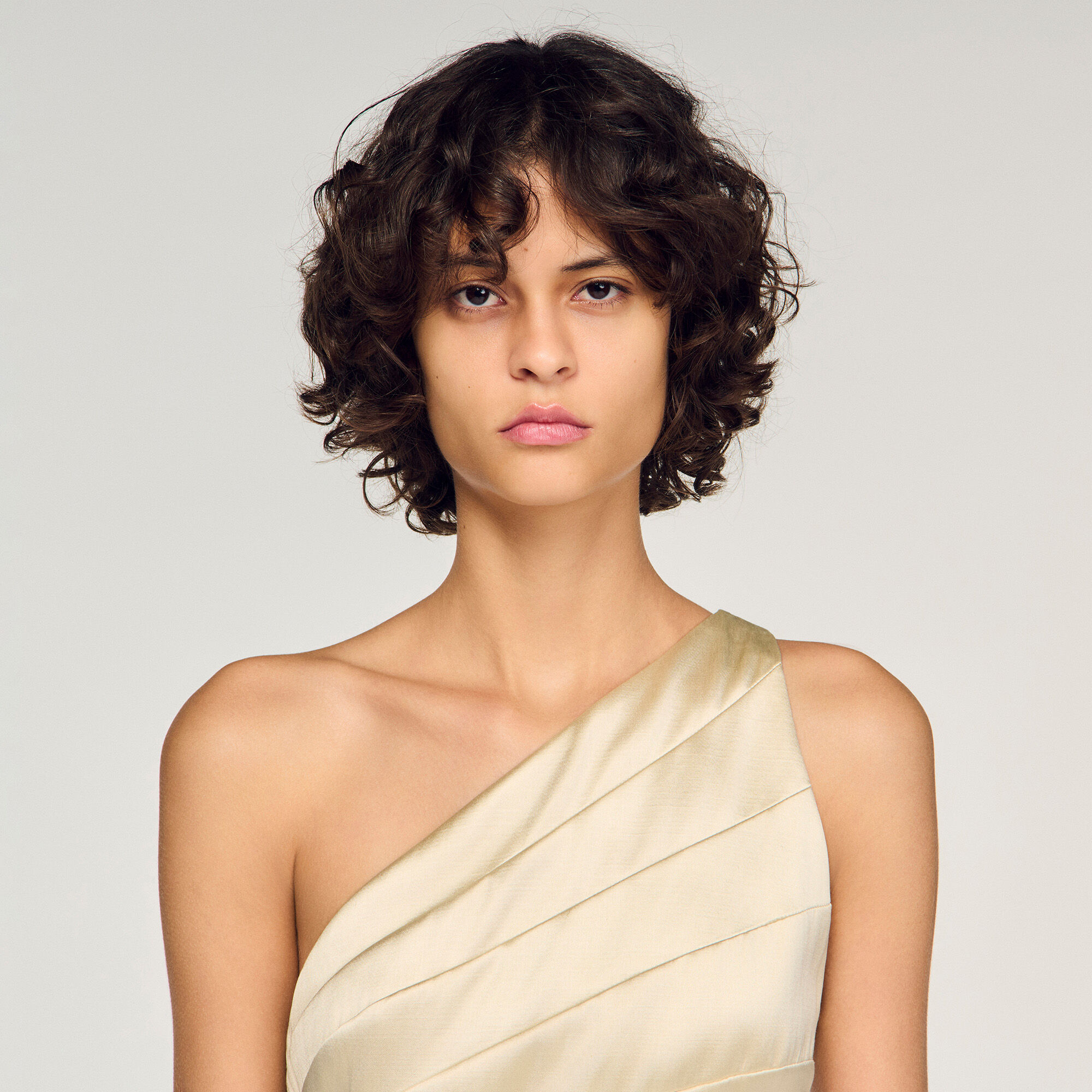 Vestido corto satinado aberturas