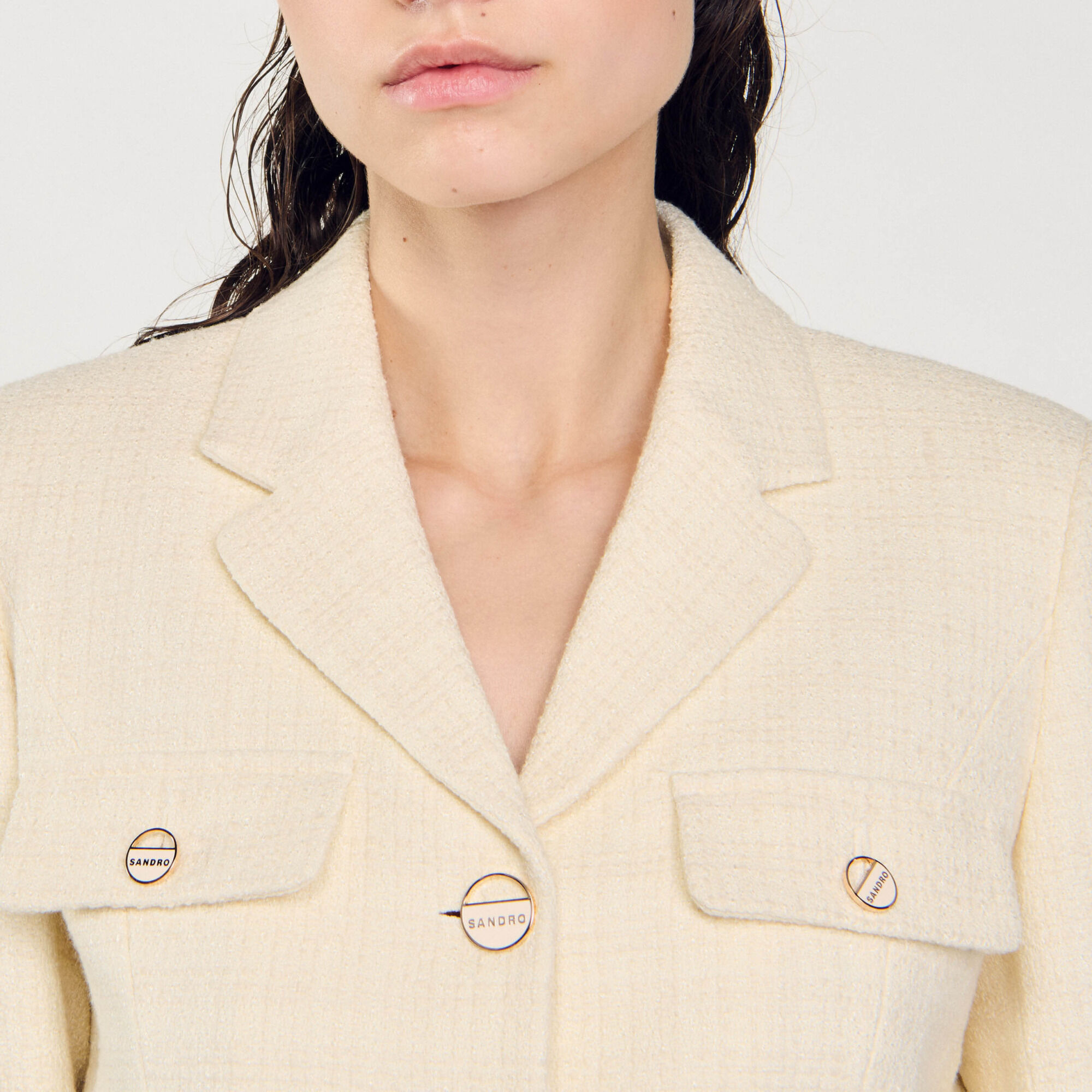Chaqueta corta de tweed abotonada