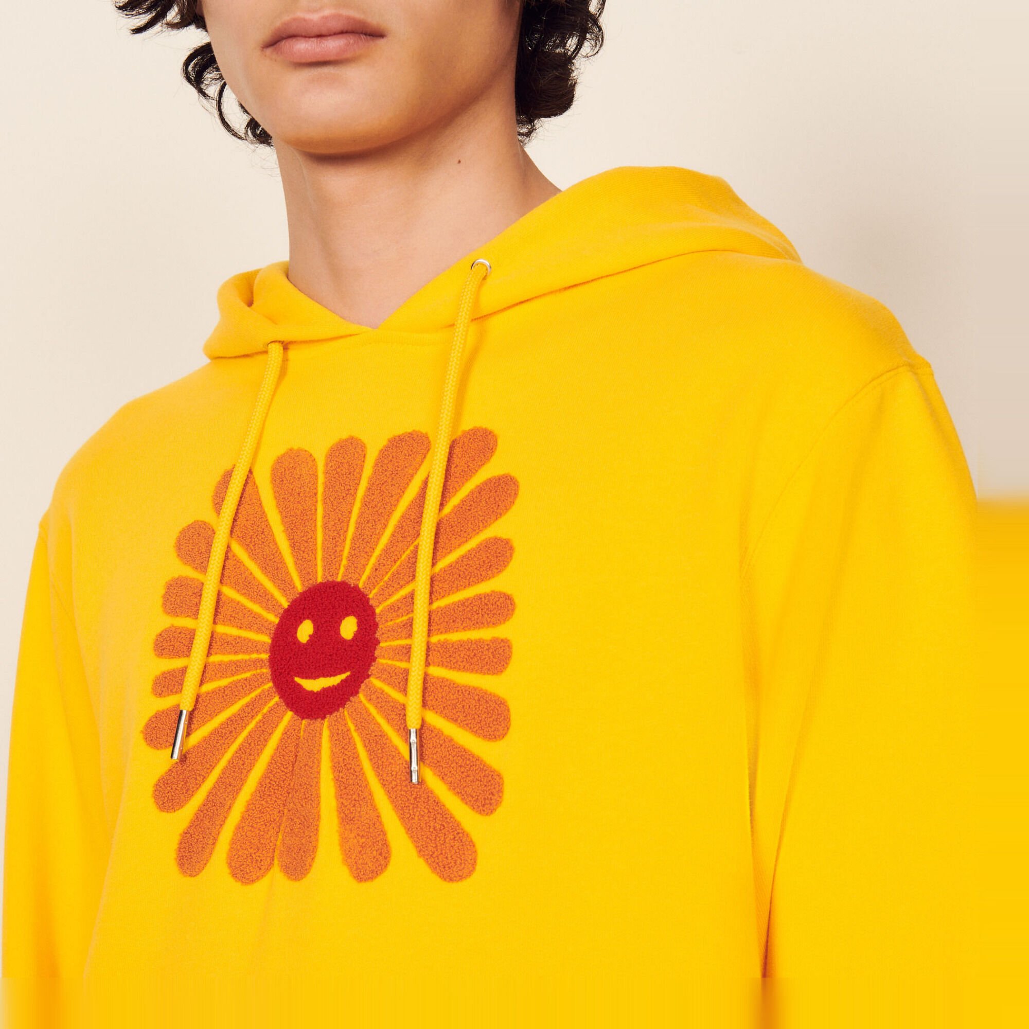 Sudadera con capucha bordada