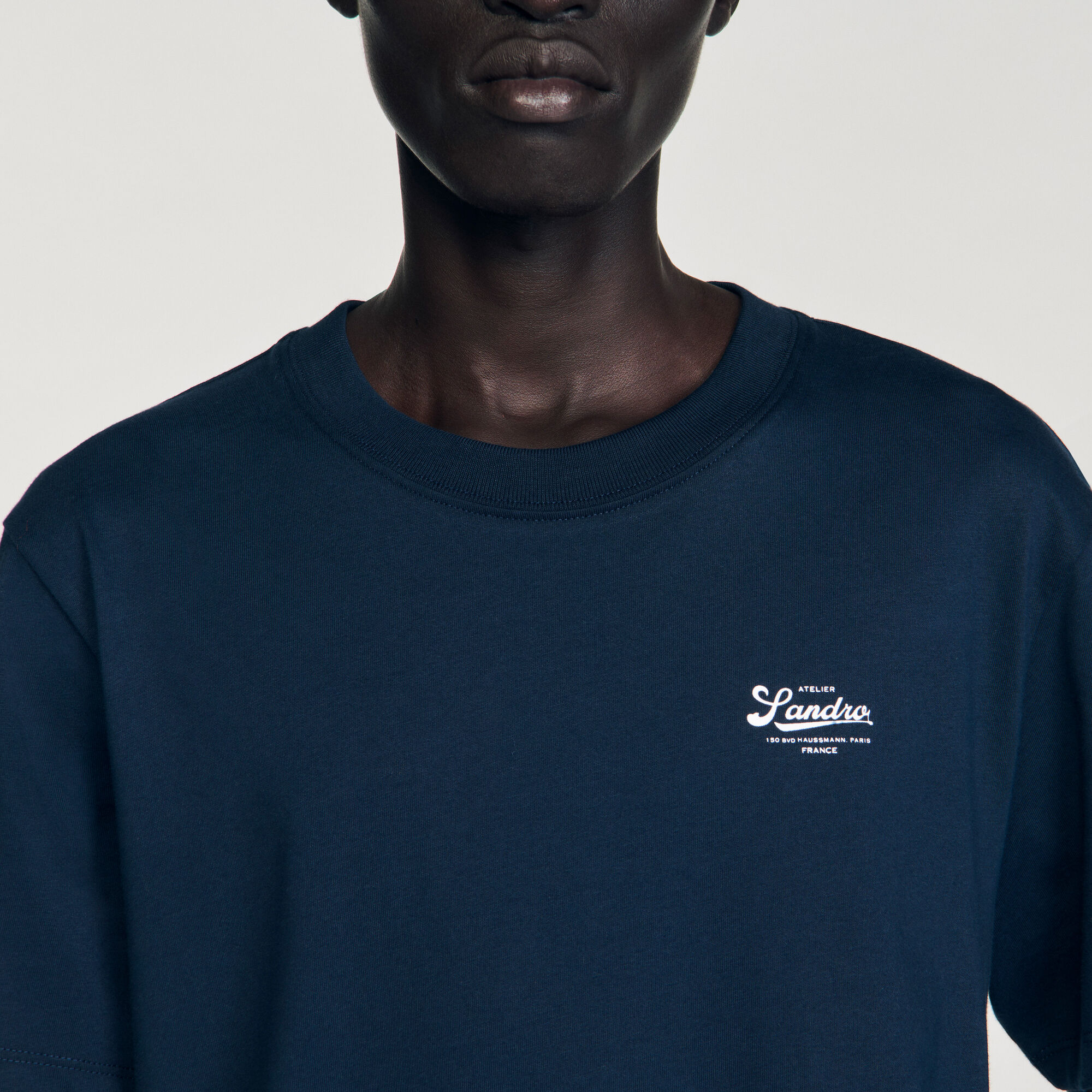 Camiseta con logotipo aplicado
