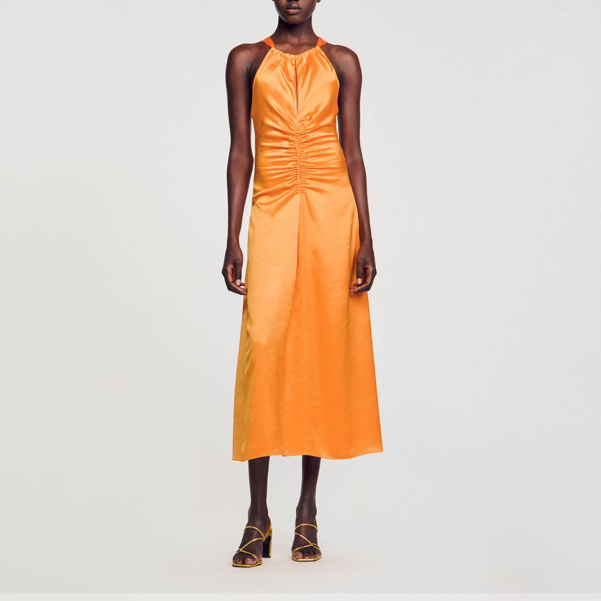 Vestido largo satinado y fruncido