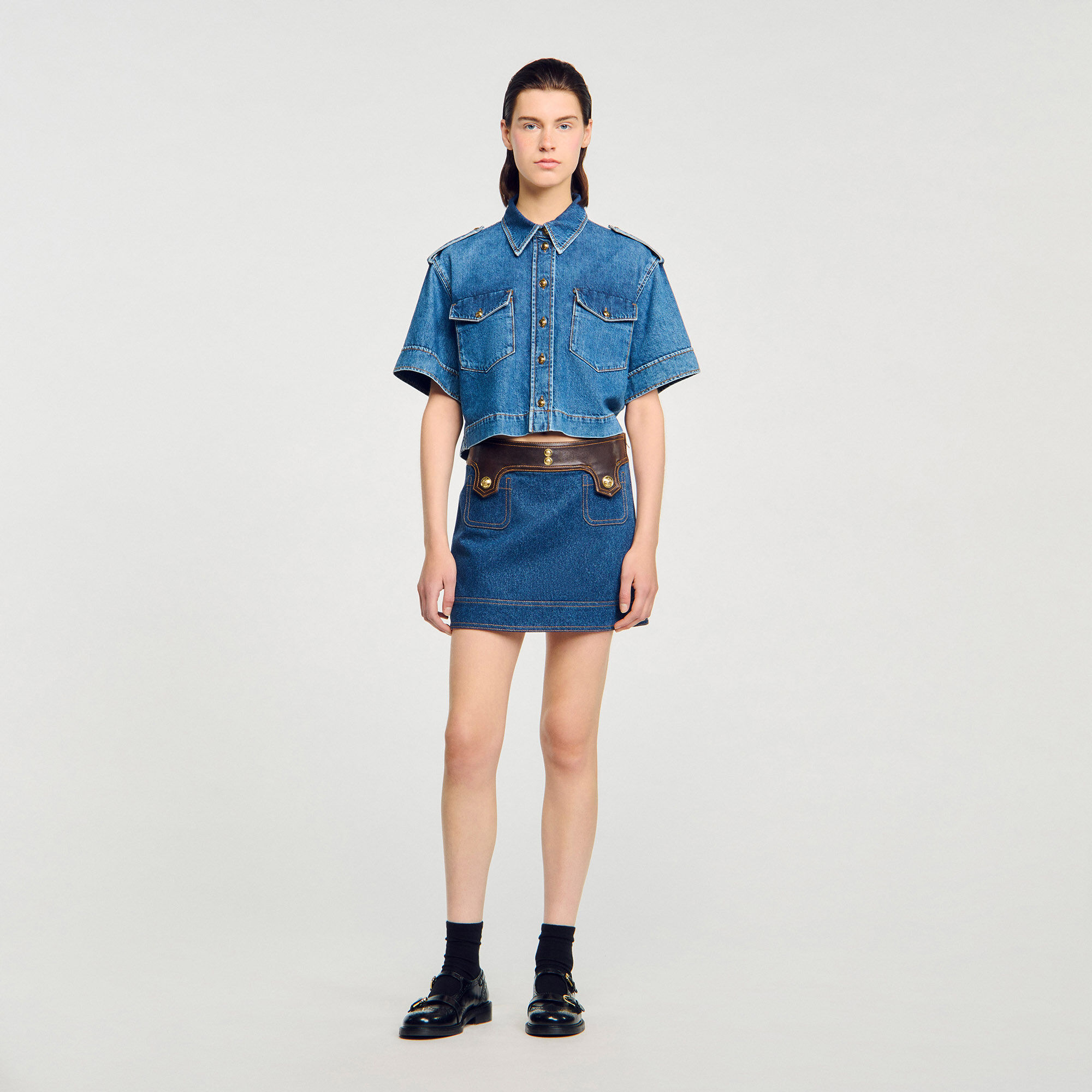 Falda corta de denim y cuero