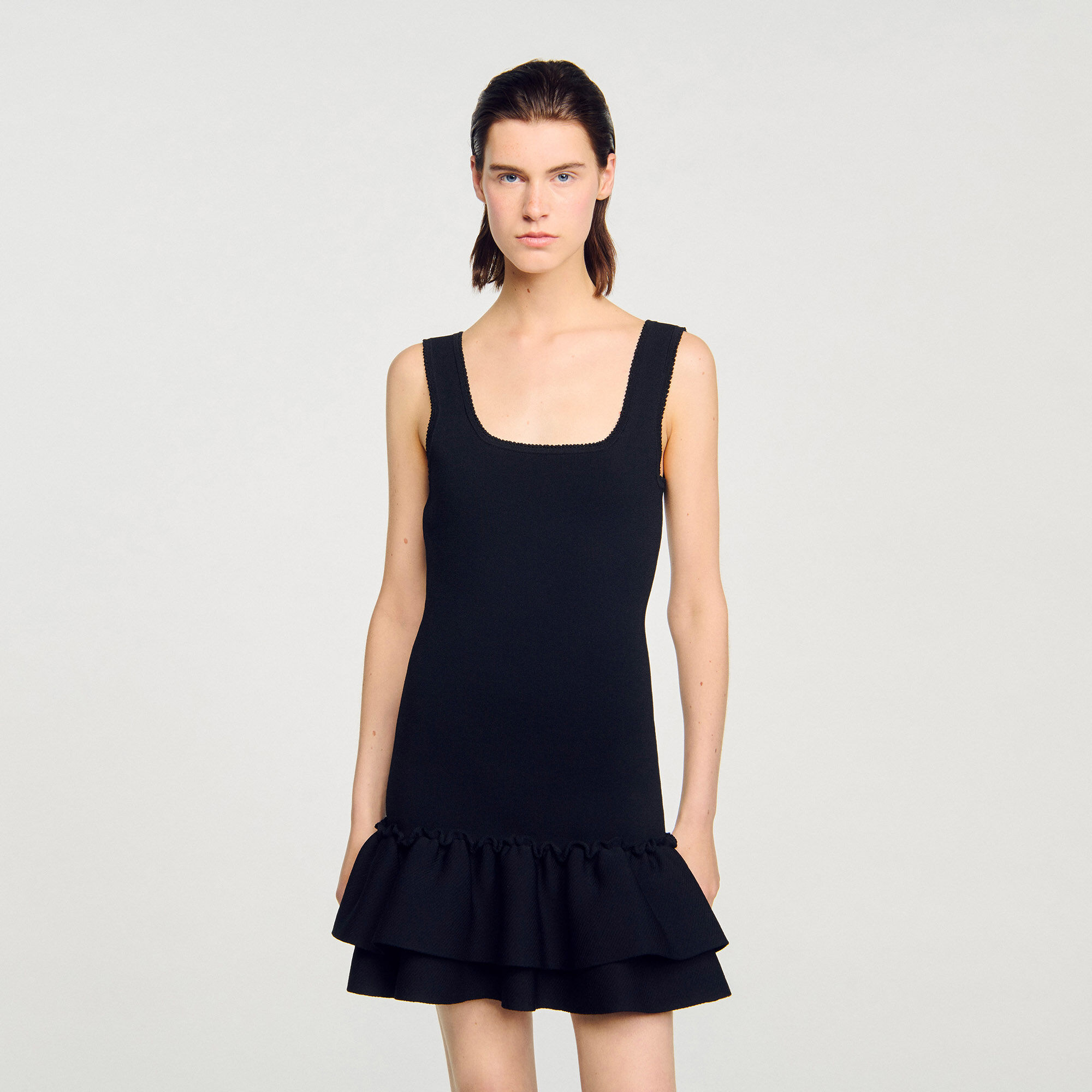 Vestido corto de punto con volantes