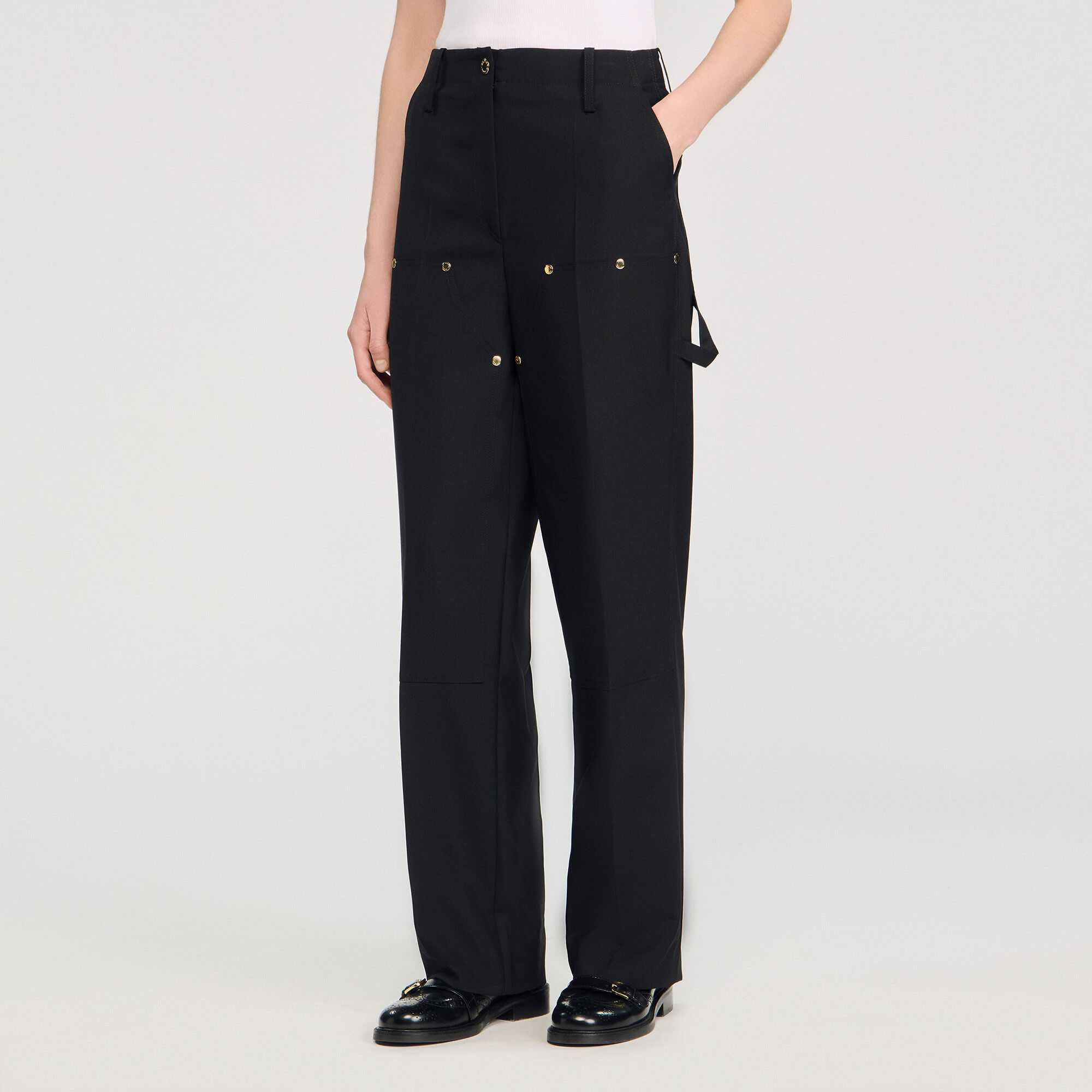 Pantalón fluido con remaches