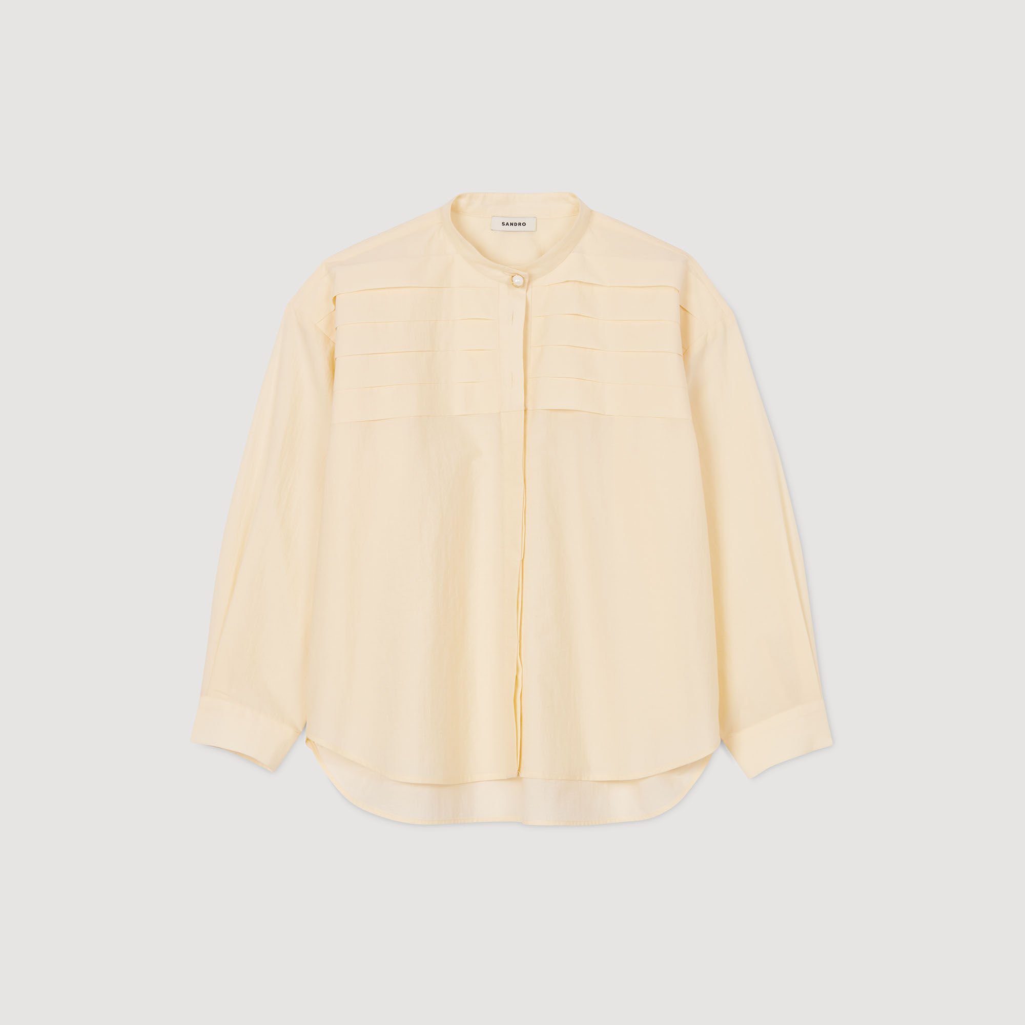 Camisa con detalle de joya