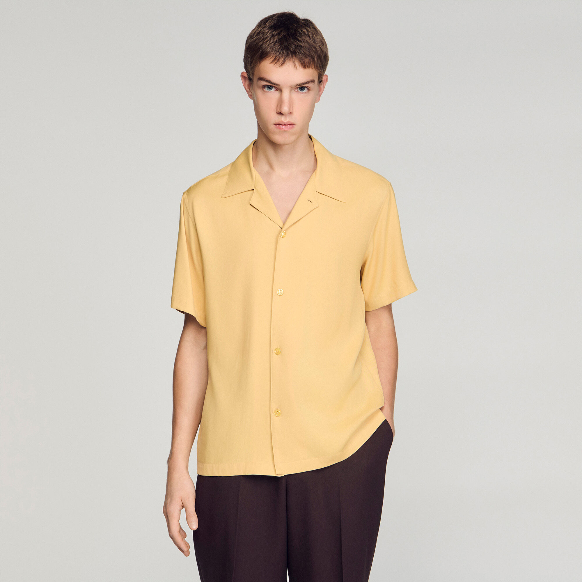 Camisa fluida con cuello italiano