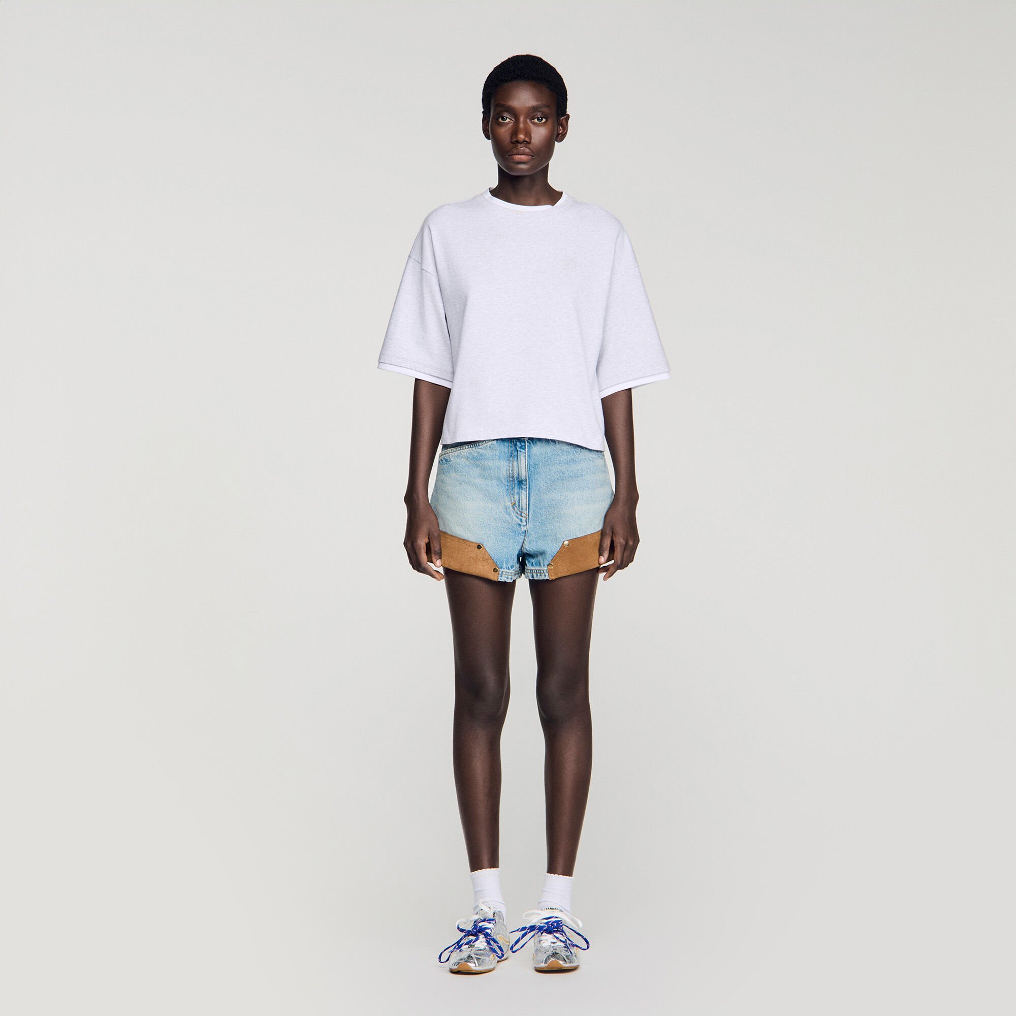 Camiseta con acabados en contraste