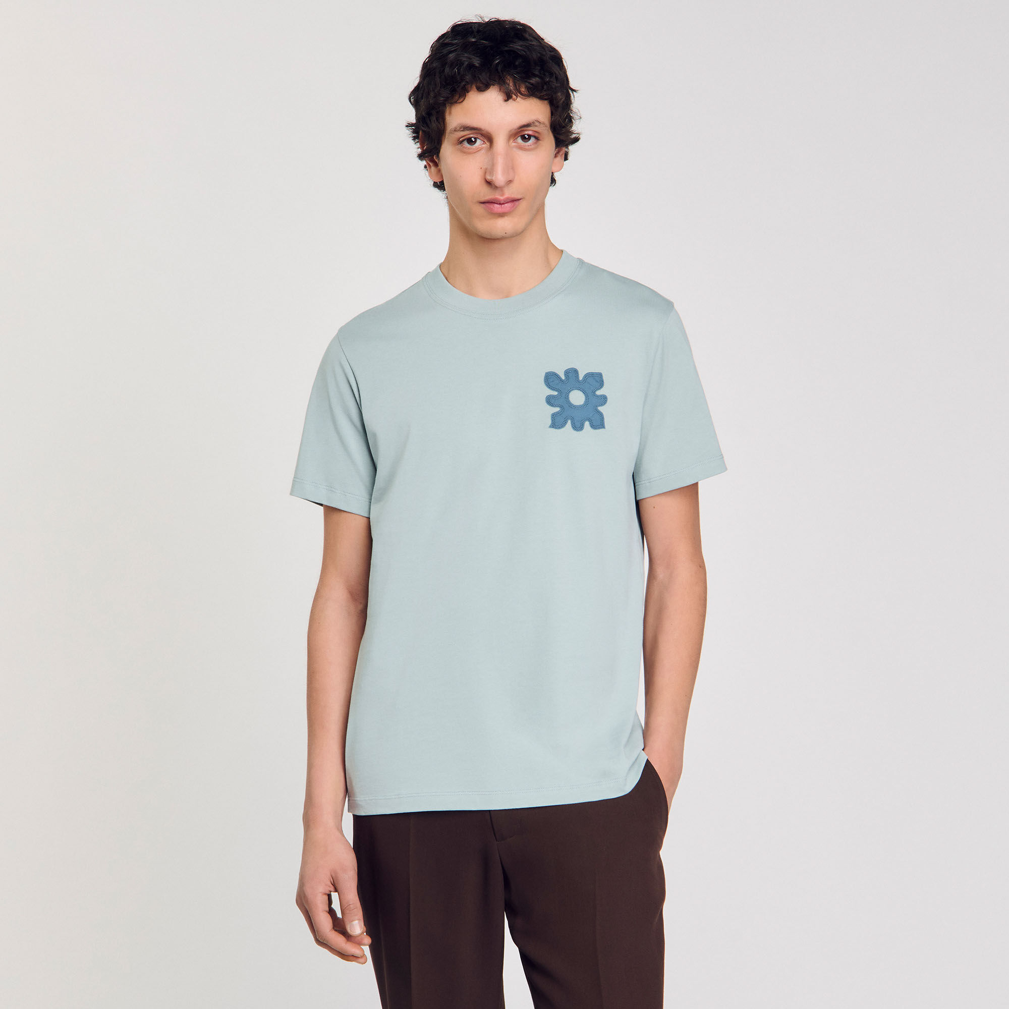 Camiseta con detalle de flor