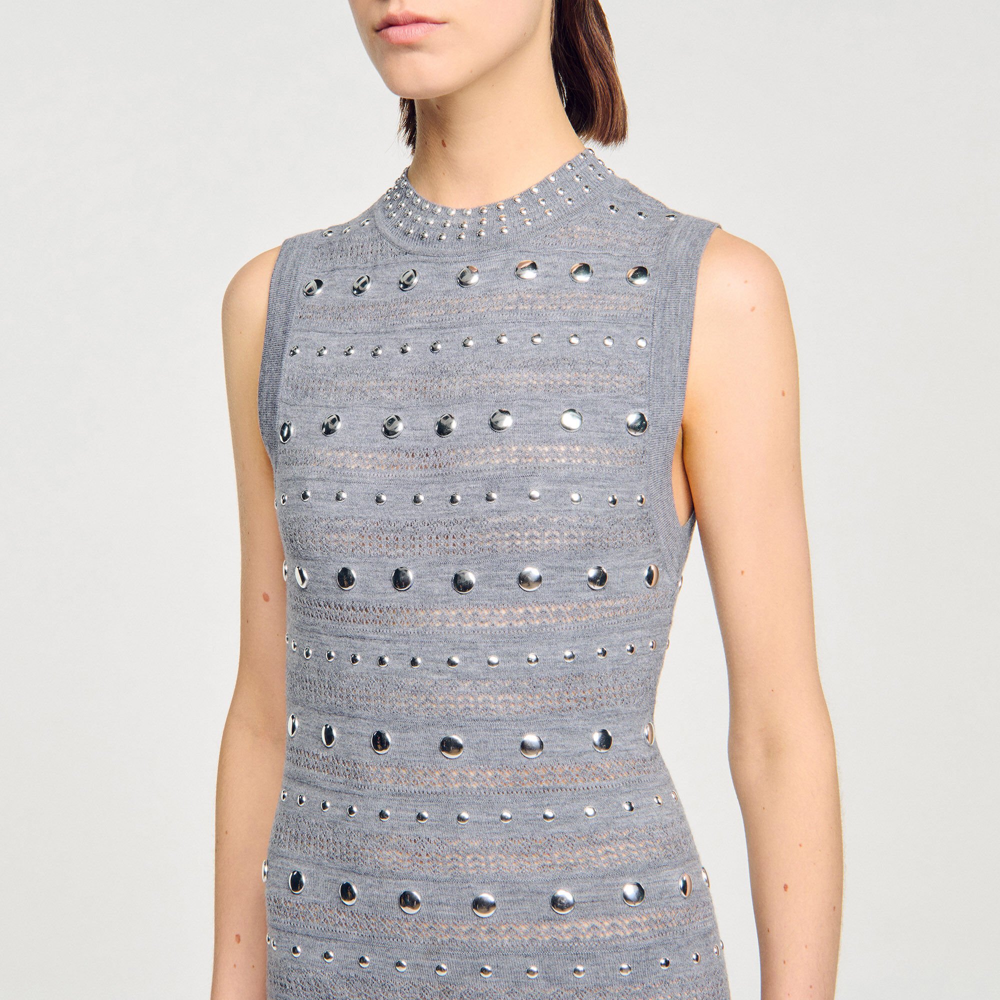 Vestido largo de punto con tachuelas