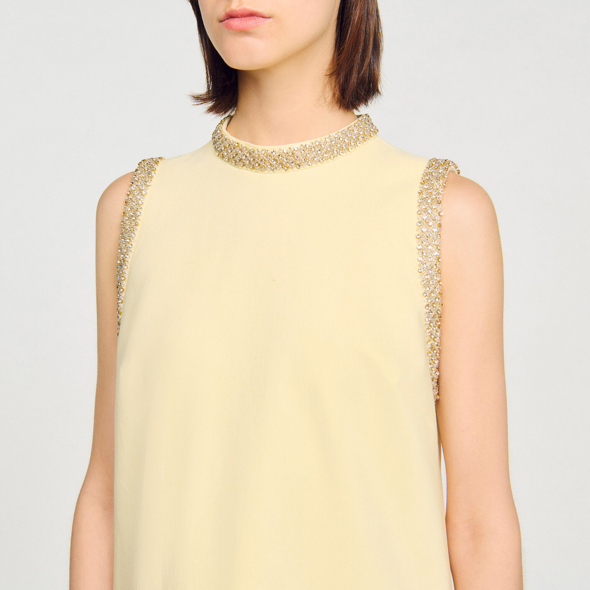 Vestido corto con detalles de strass