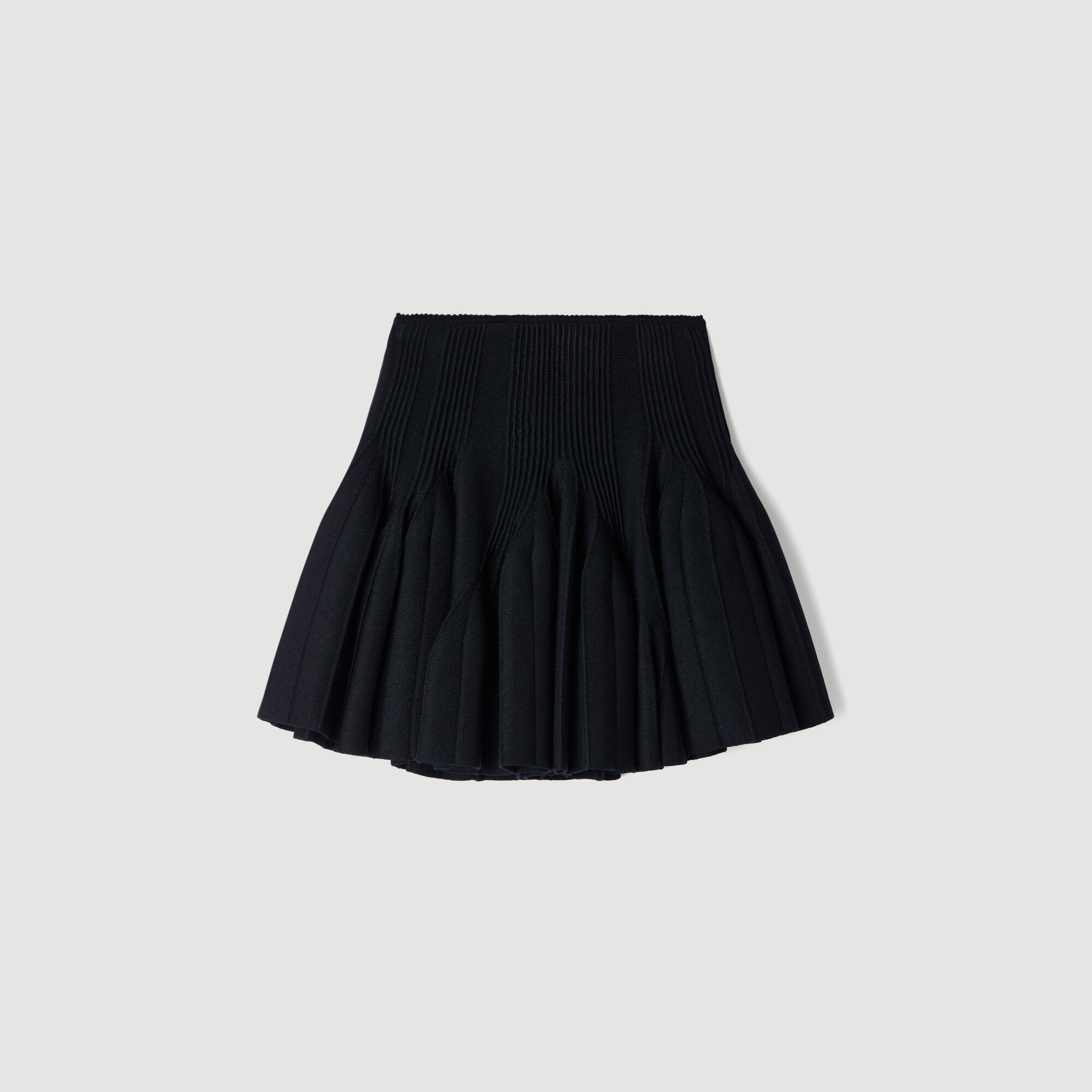 Falda corta de punto con godets