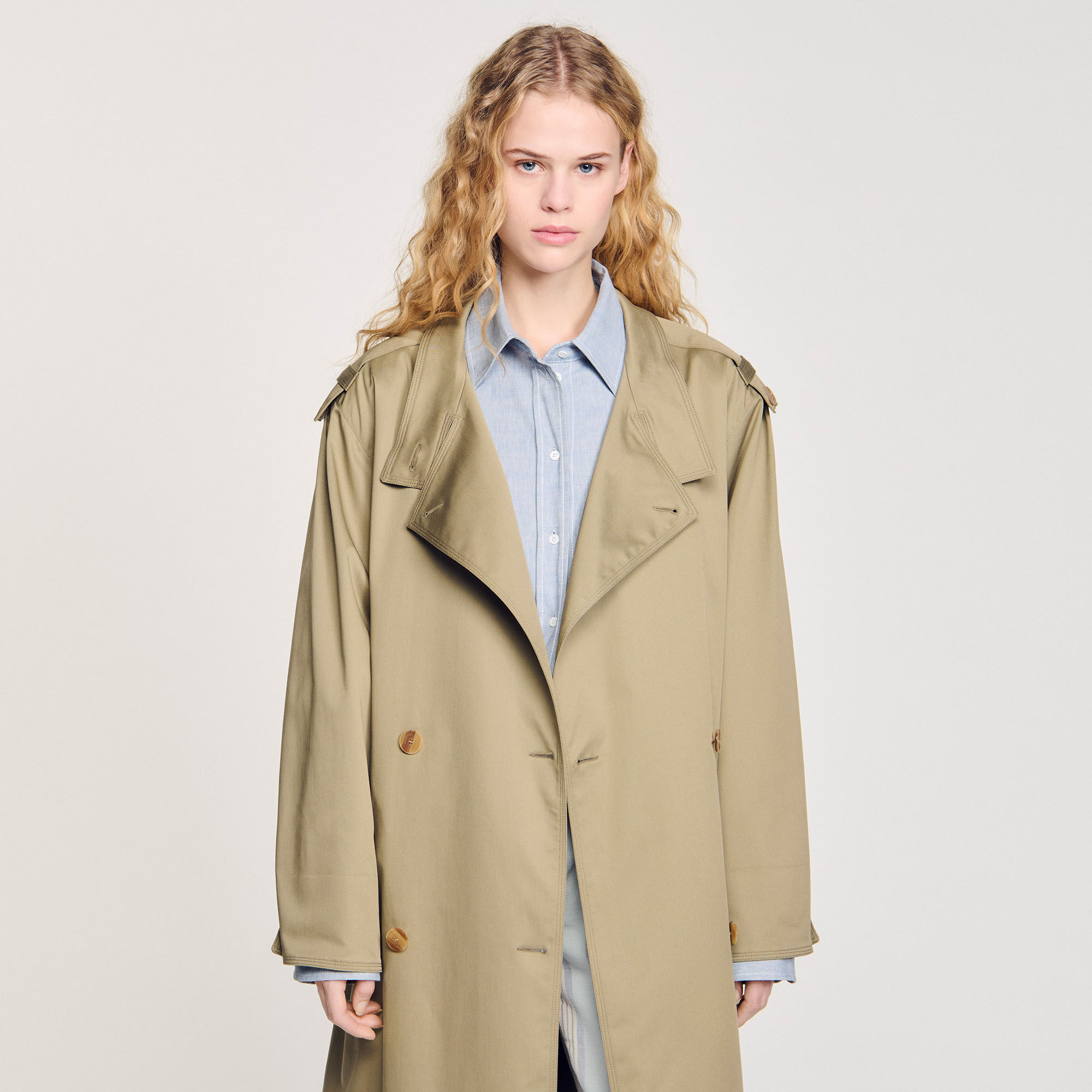 Gabardina con cinturón