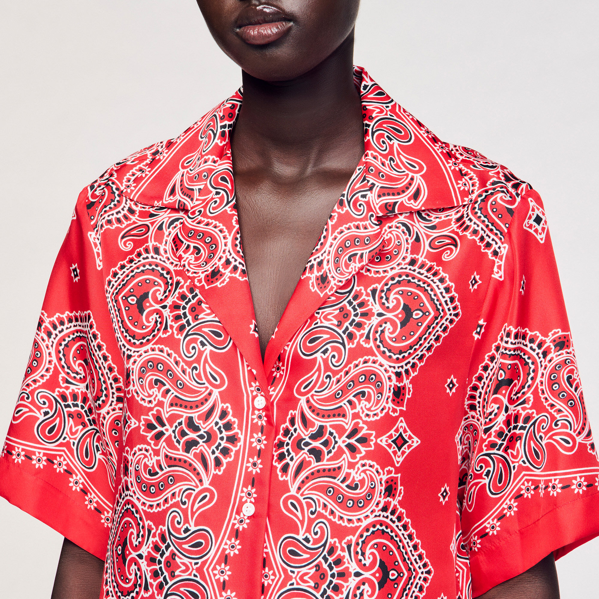 Camisa con estampado de bandana