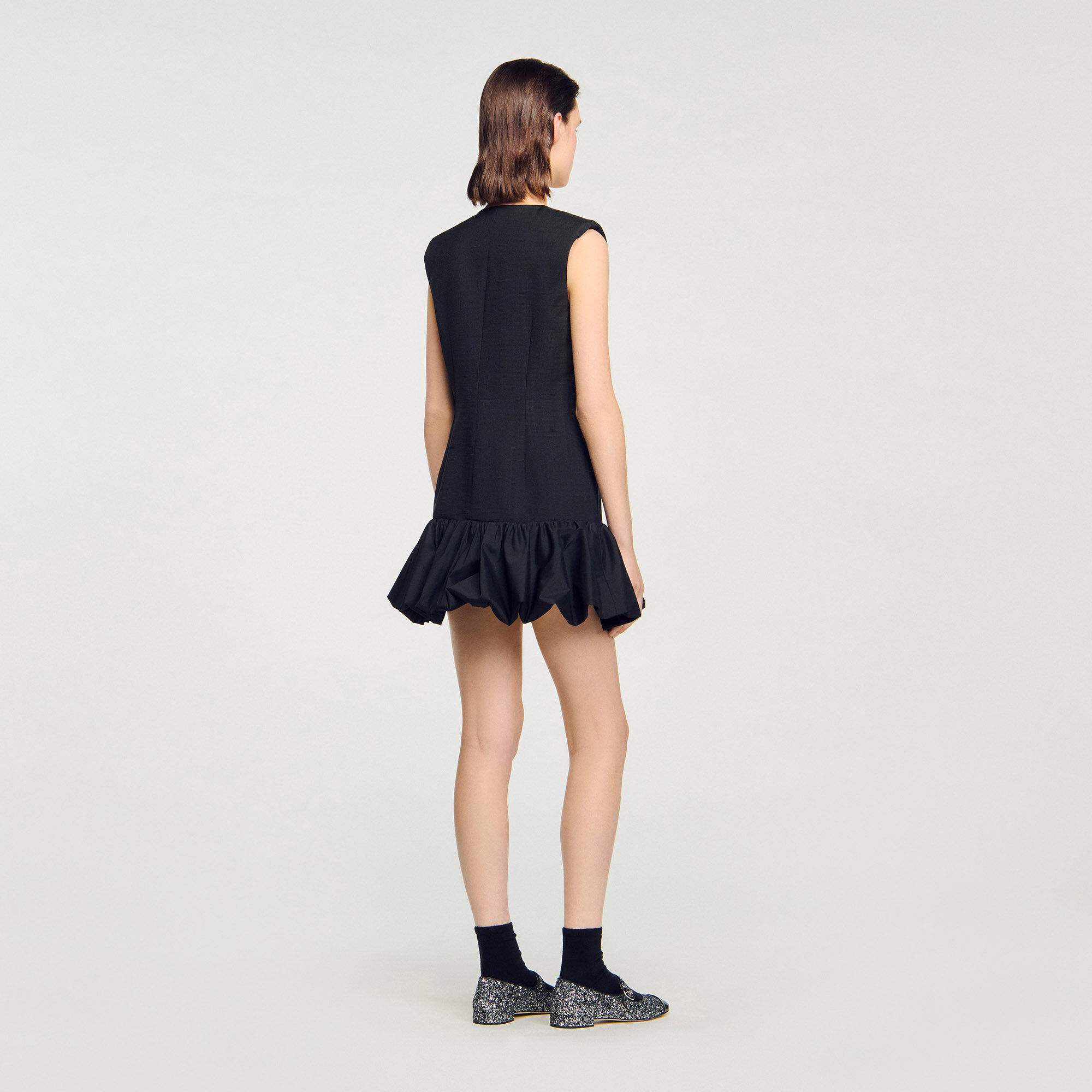 Vestido corto de sastre con volante