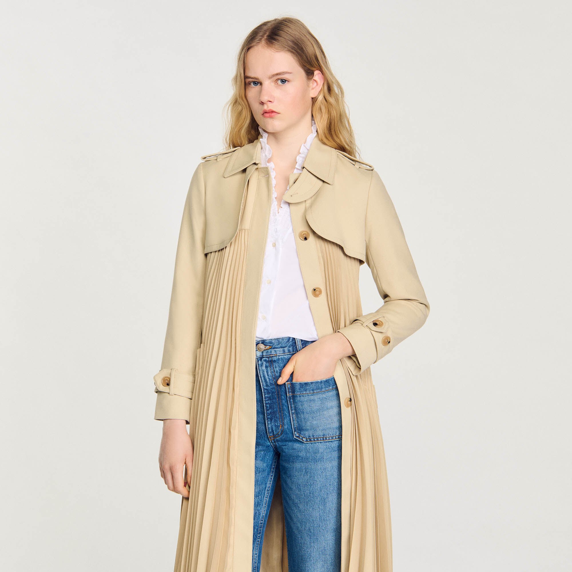 Gabardina plisada con cinturón