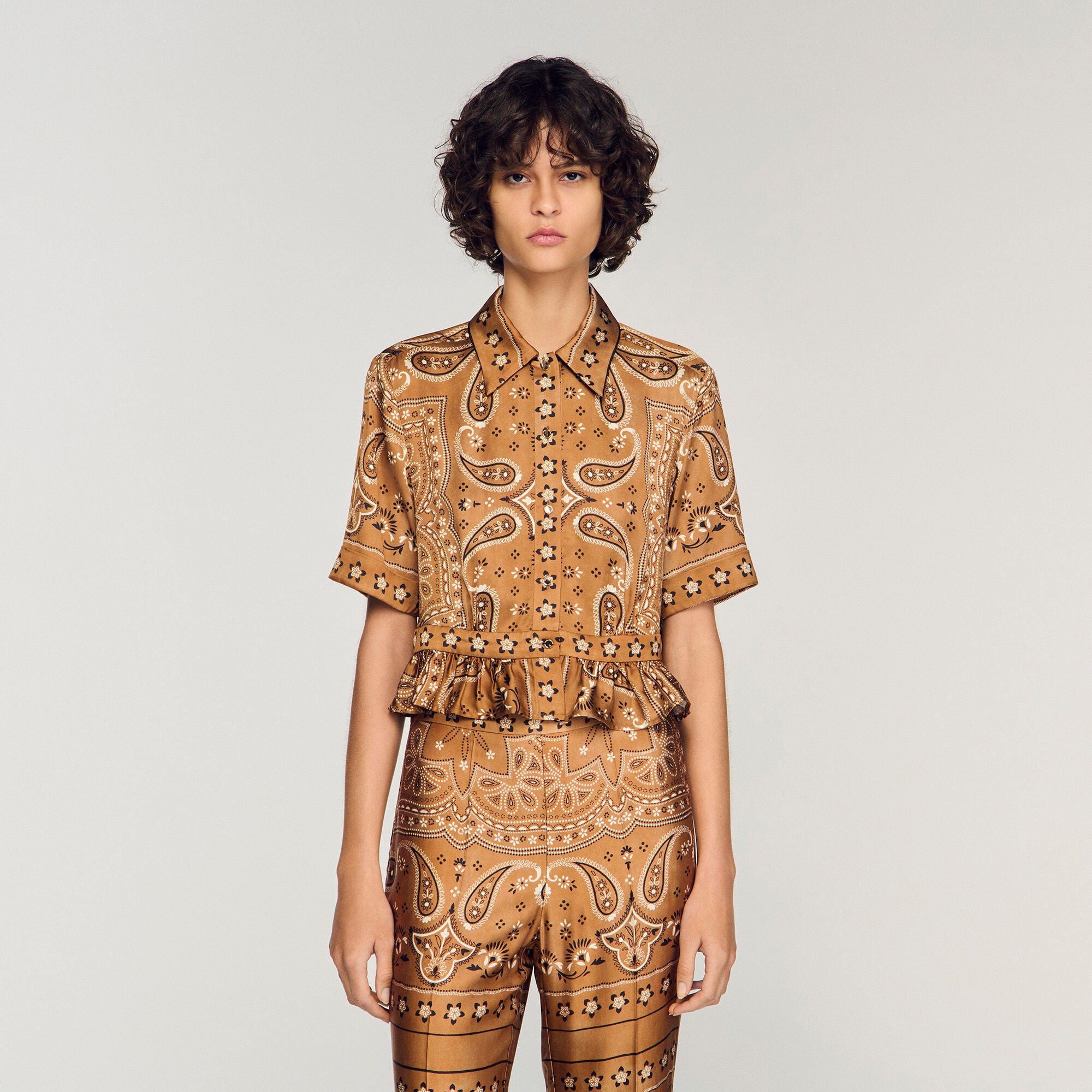 Camisa corta con estampado bandana