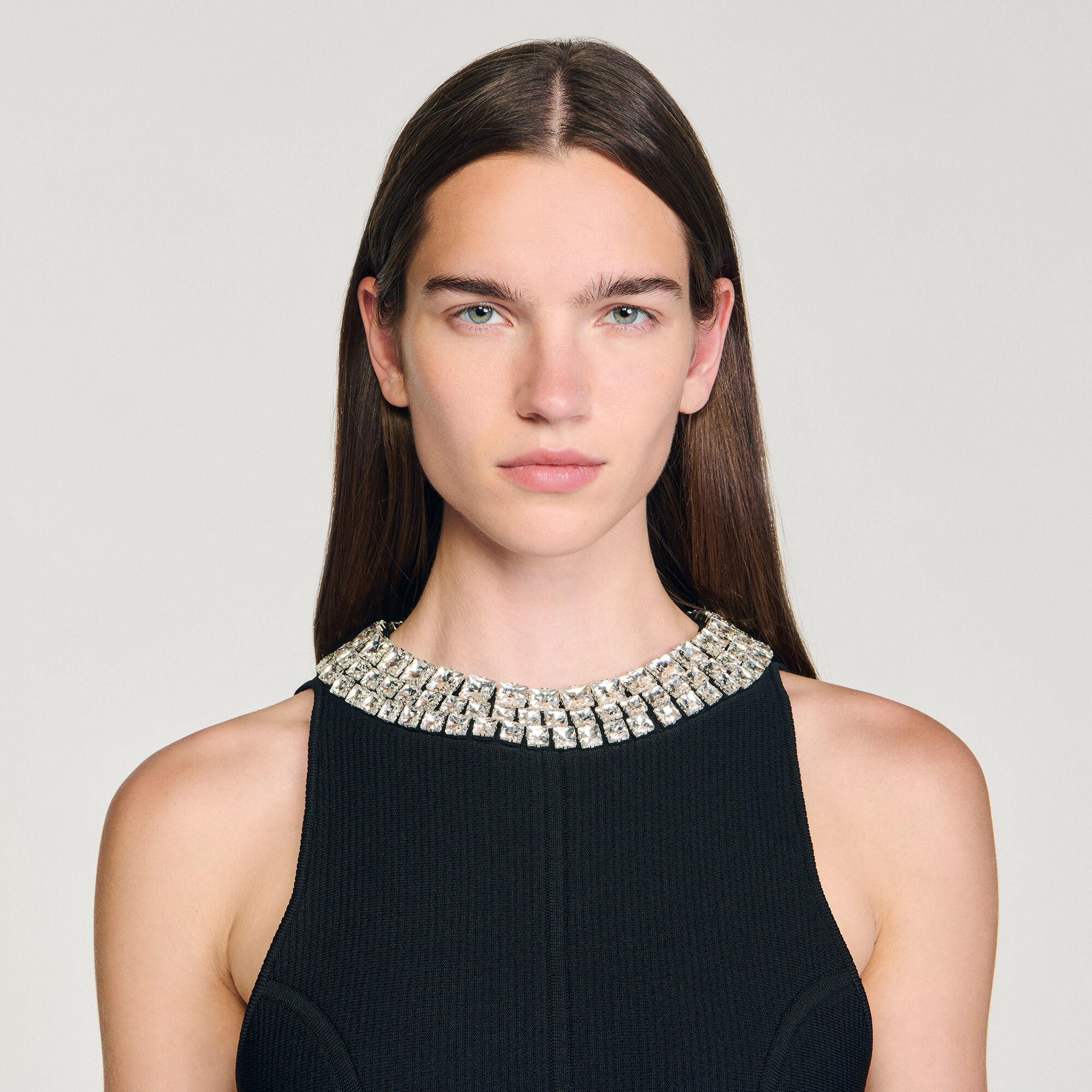 Vestido corto con cuello de perlas