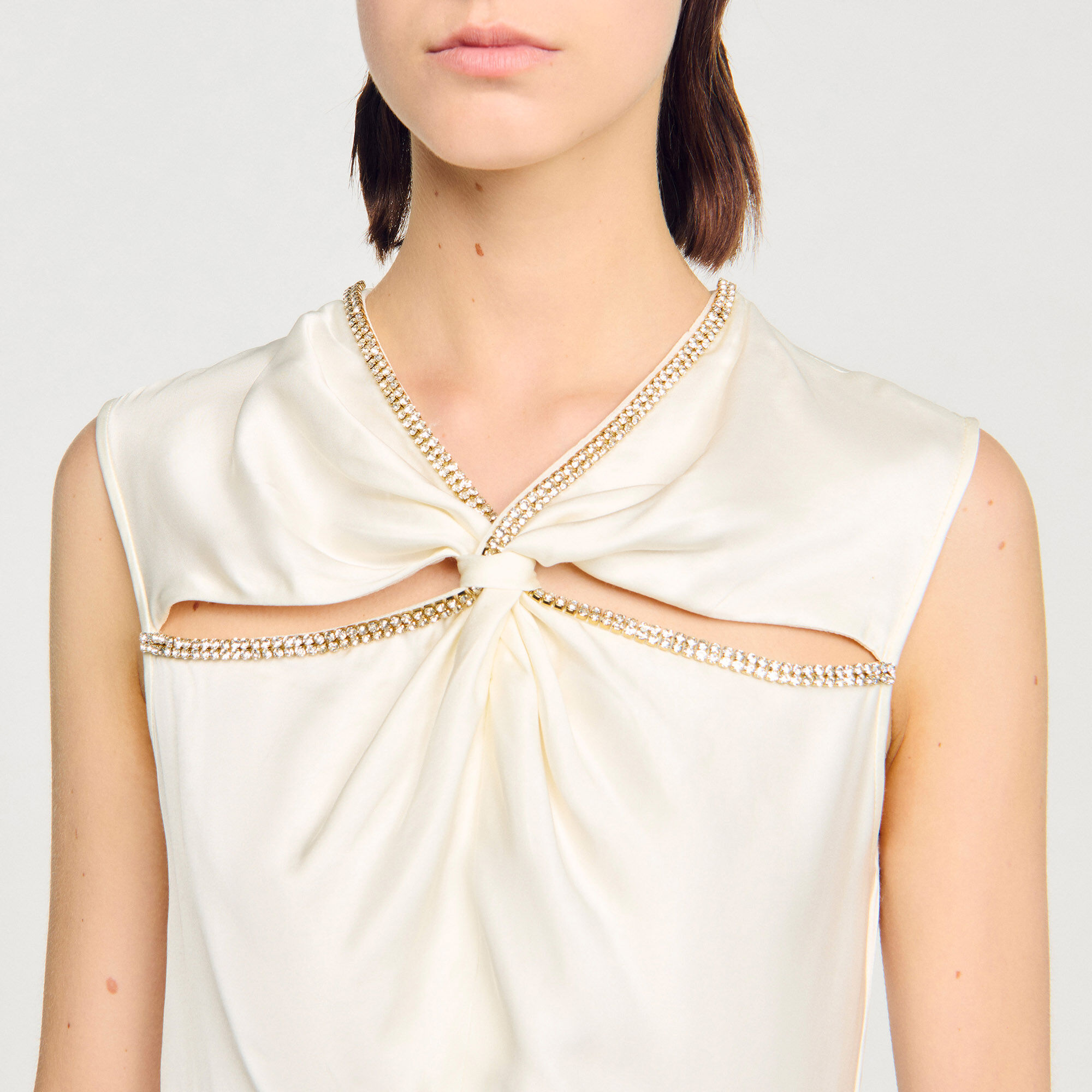 Vestido largo satinado con strass