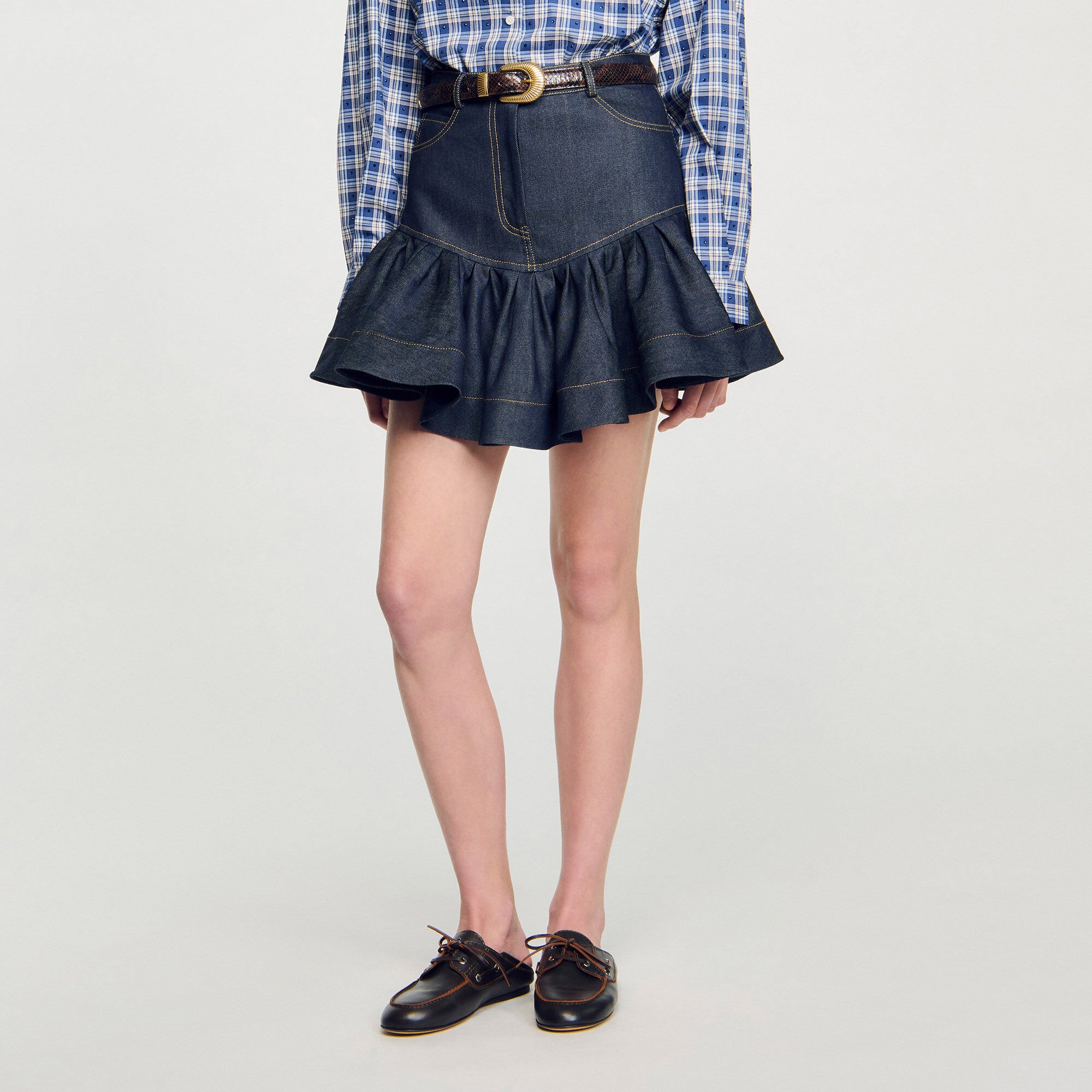 Falda corta de denim con volantes