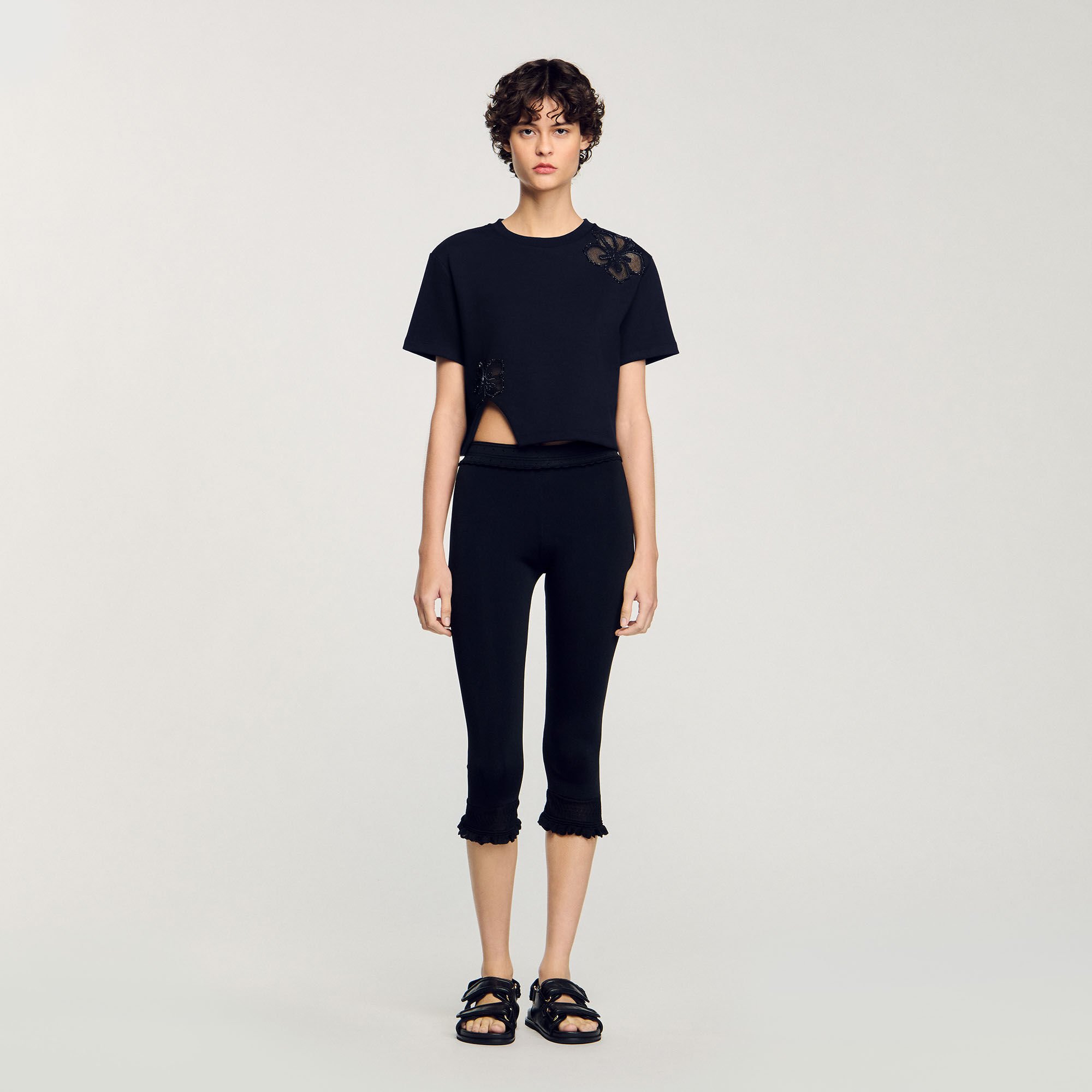 Camiseta con bordado de flor