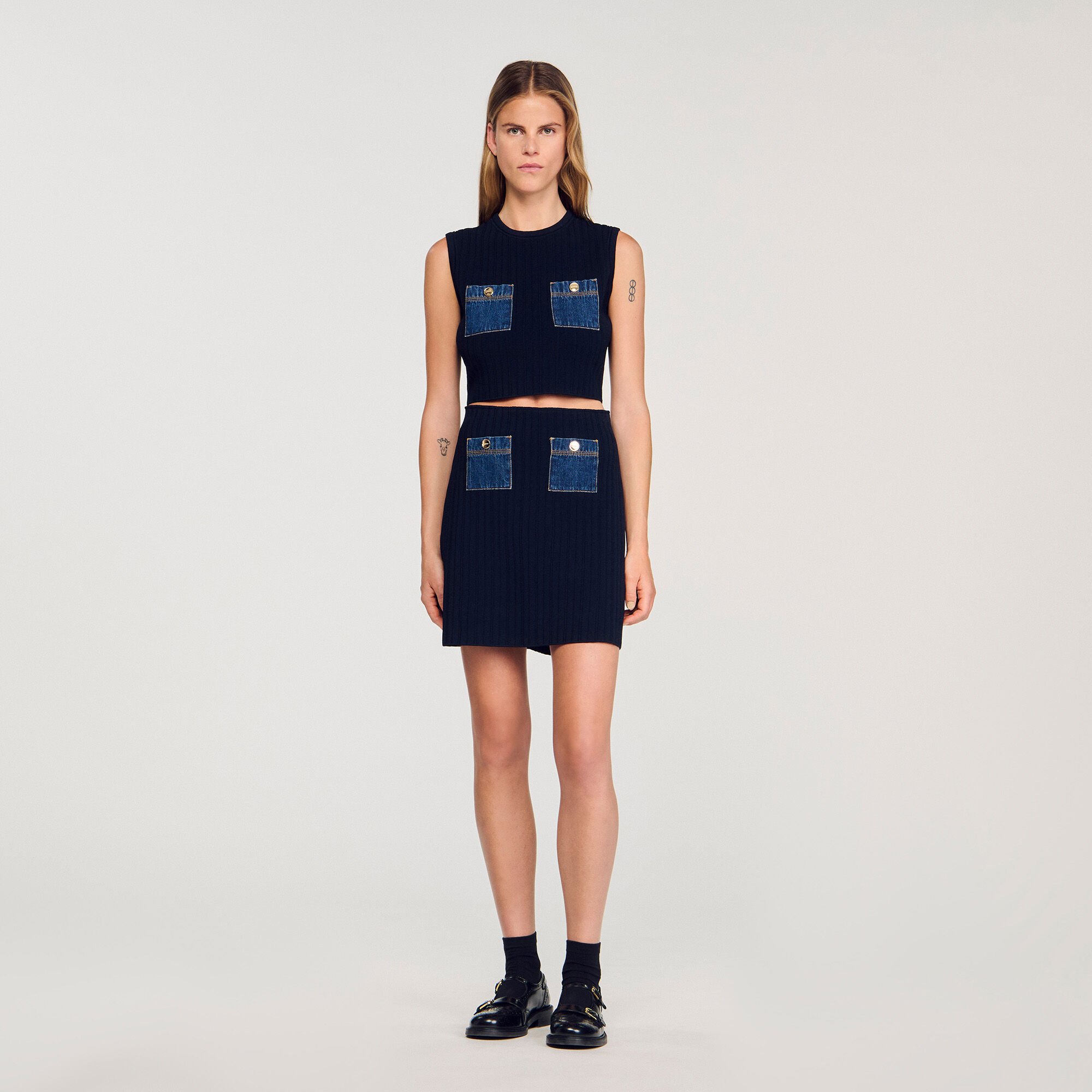 Top de punto y denim