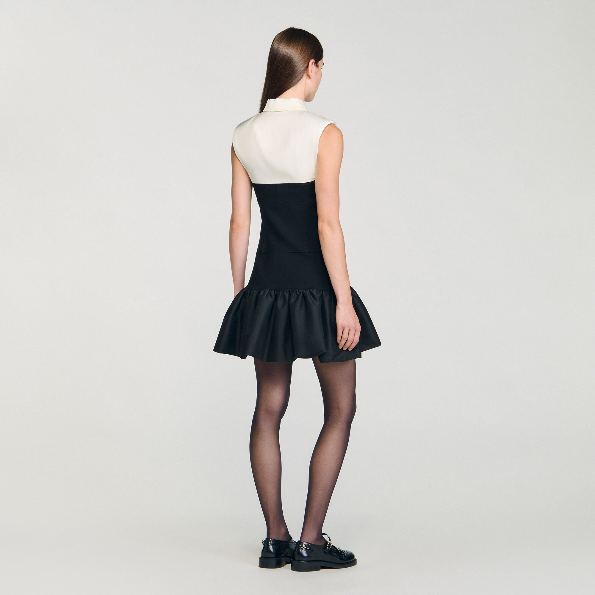Vestido corto bicolor con volantes