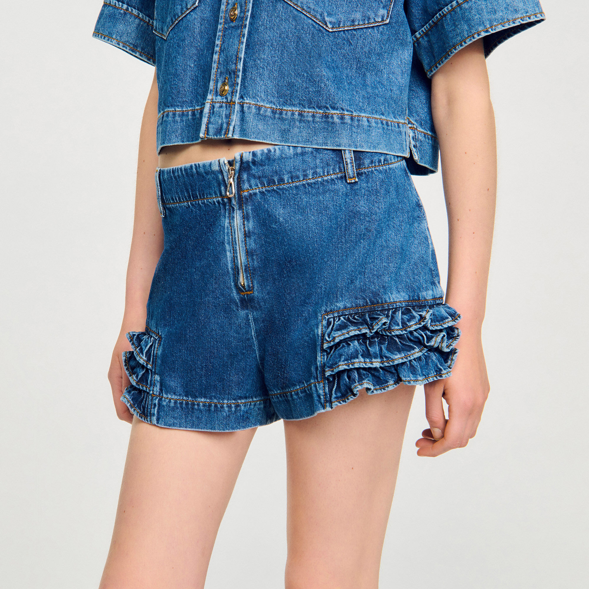 Pantalón corto vaquero con volantes