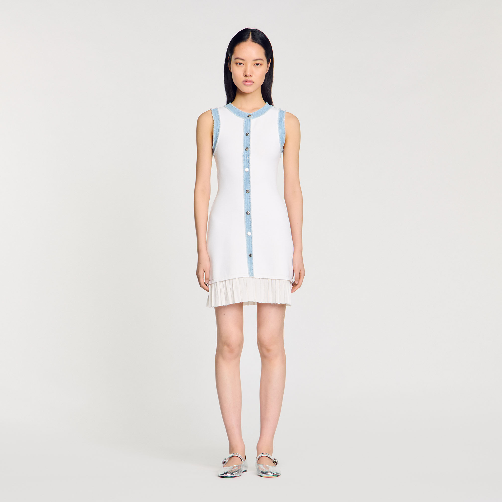 Vestido corto de punto con volante