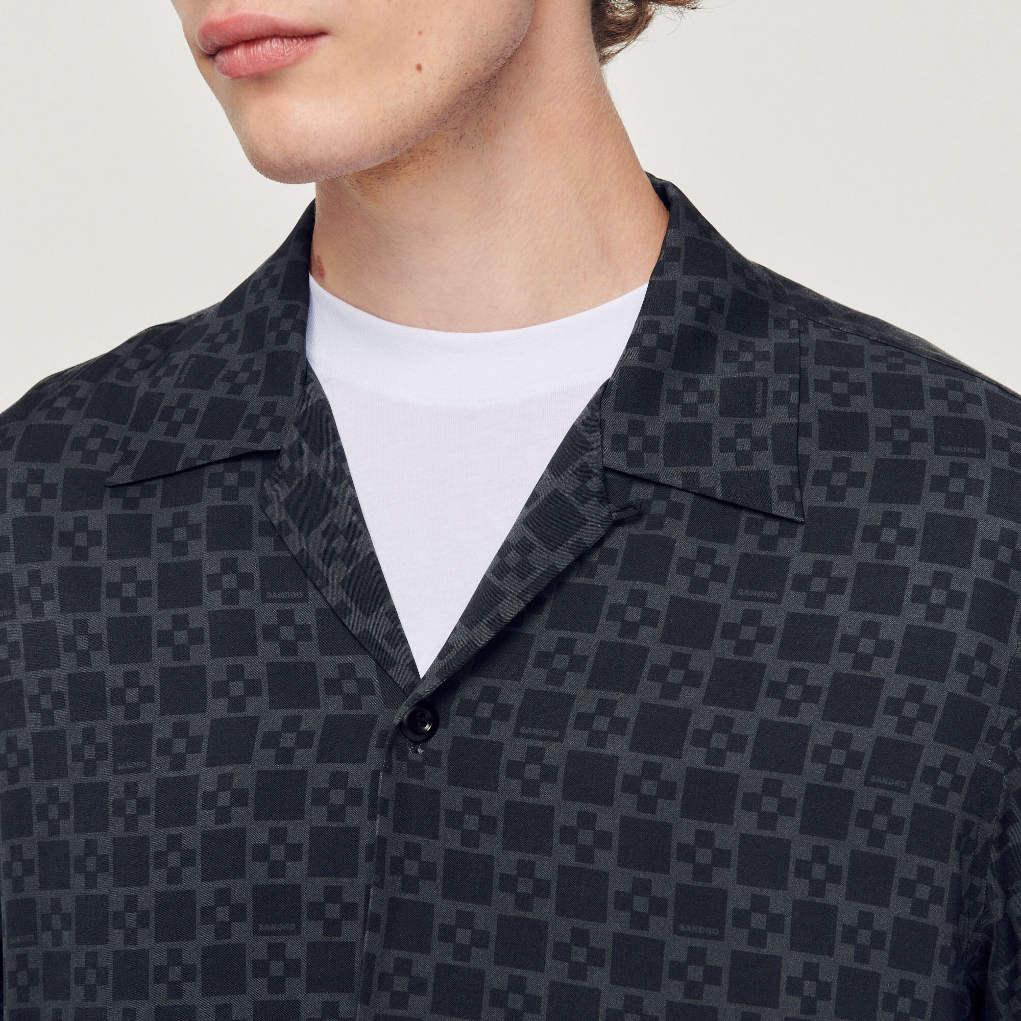 Camisa fluida de cuello estilo tiburón