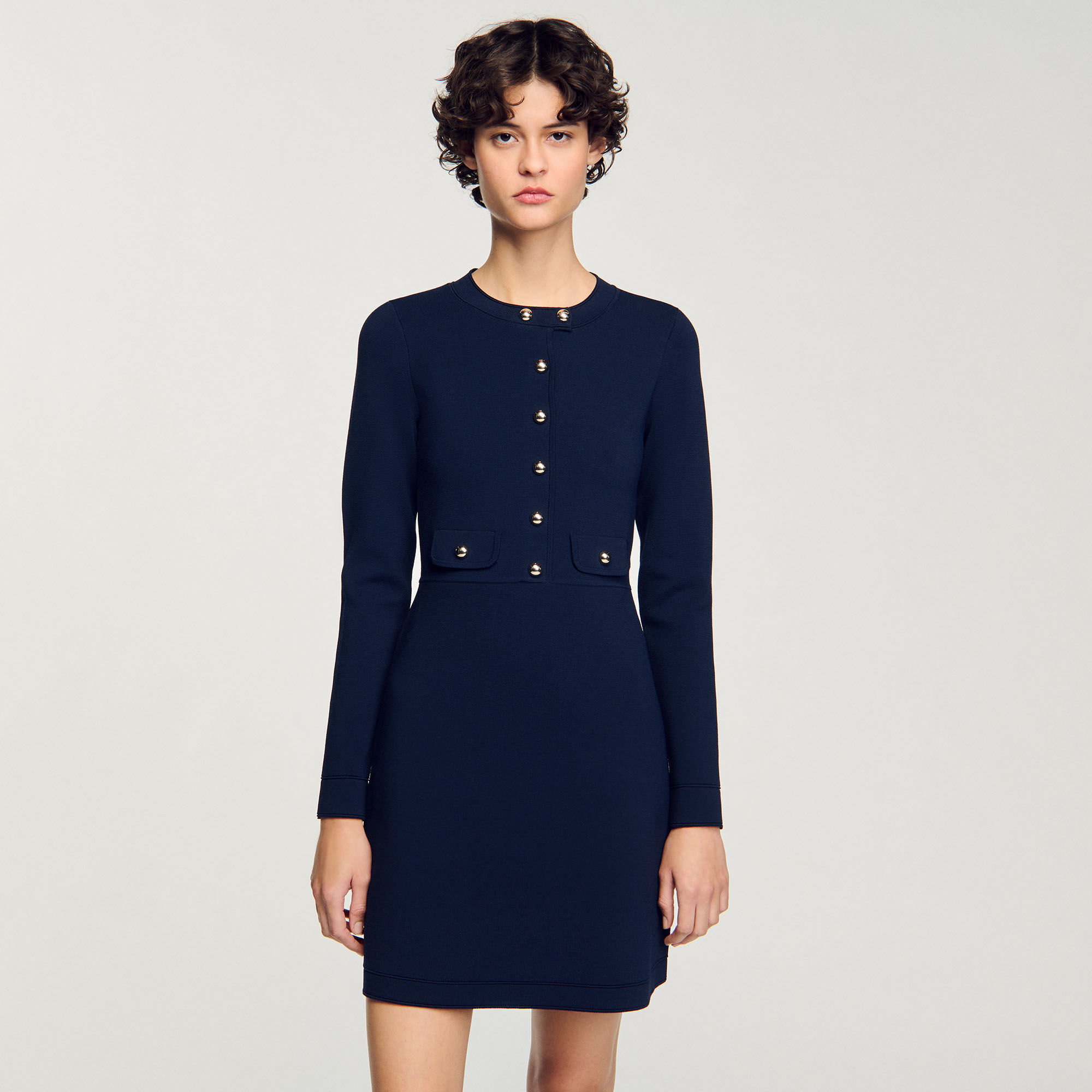 Vestido corto abotonado de punto