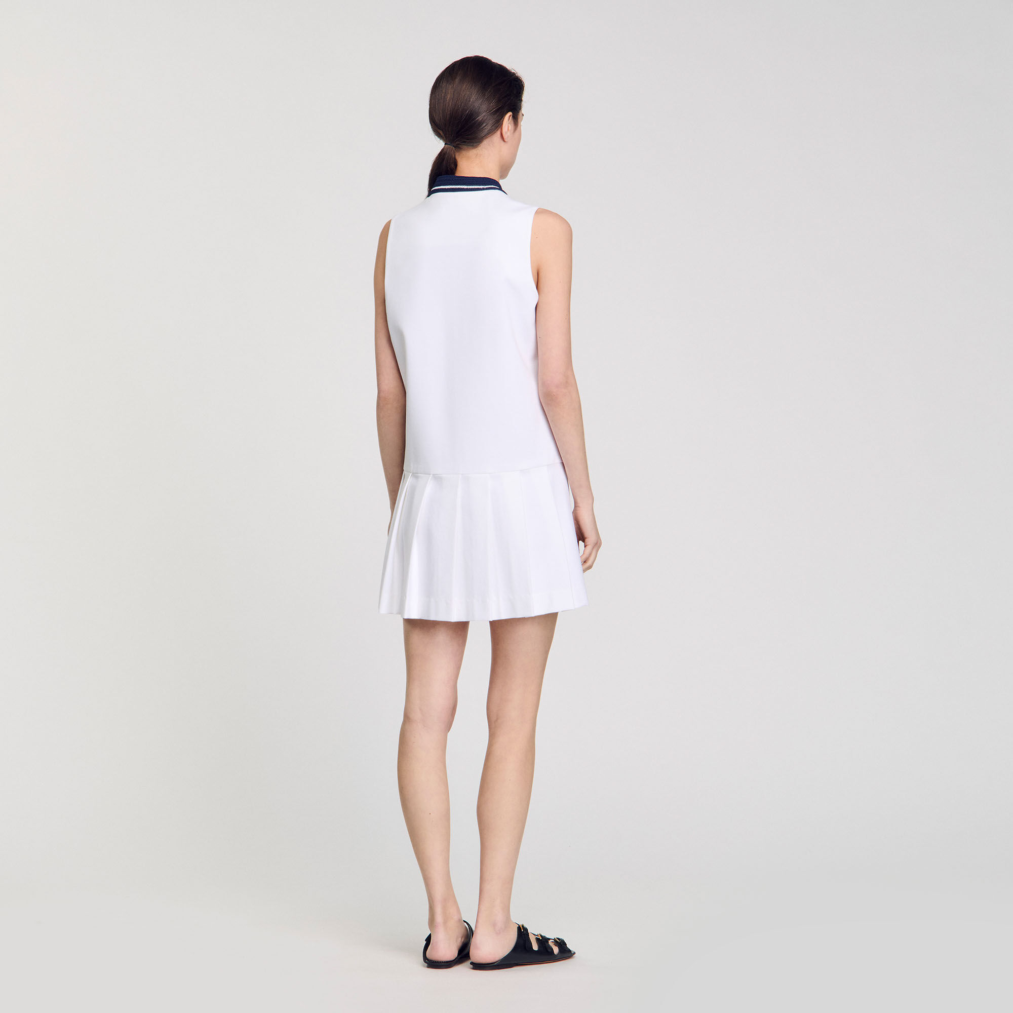 Vestido corto con cuello en contraste