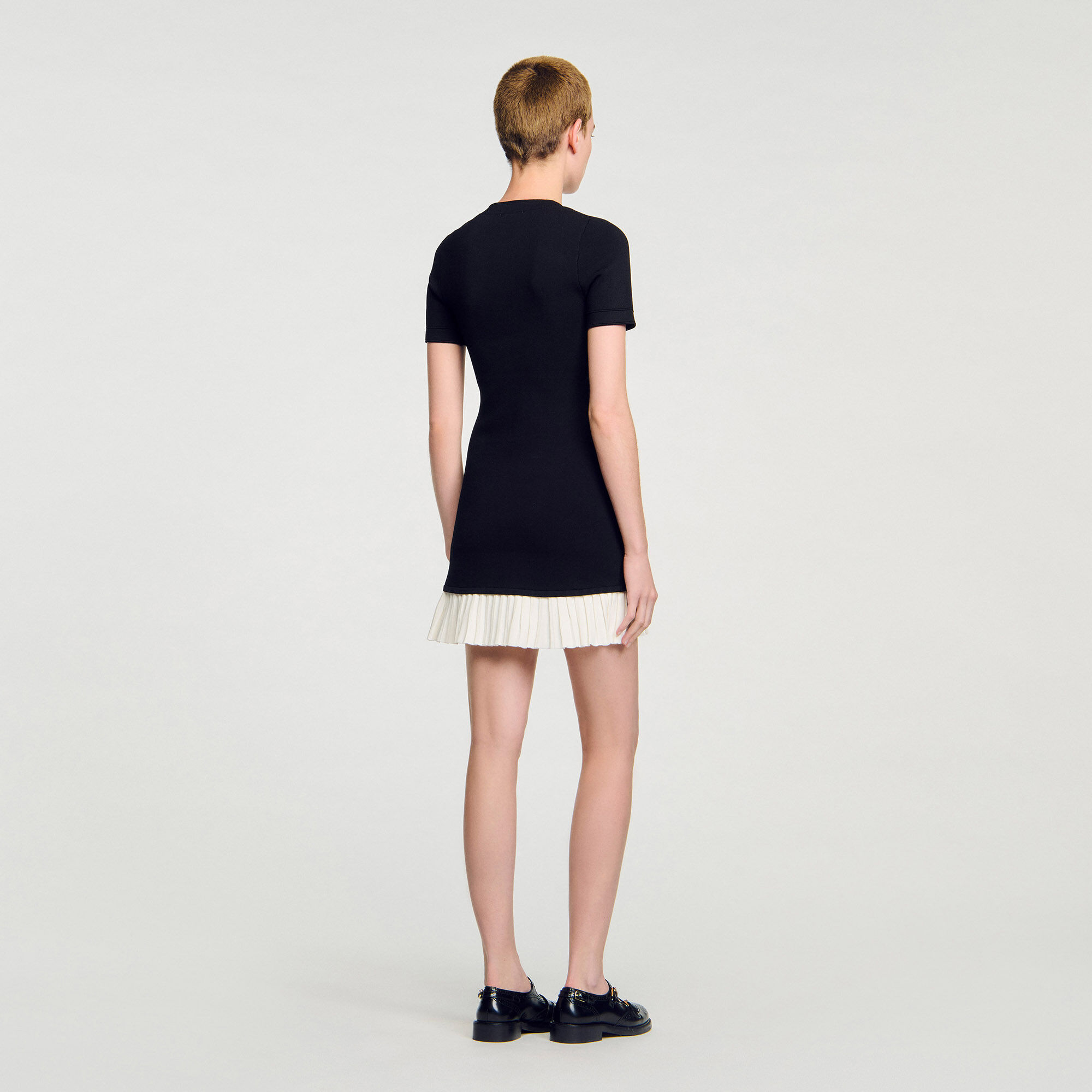 Vestido corto de punto con volante