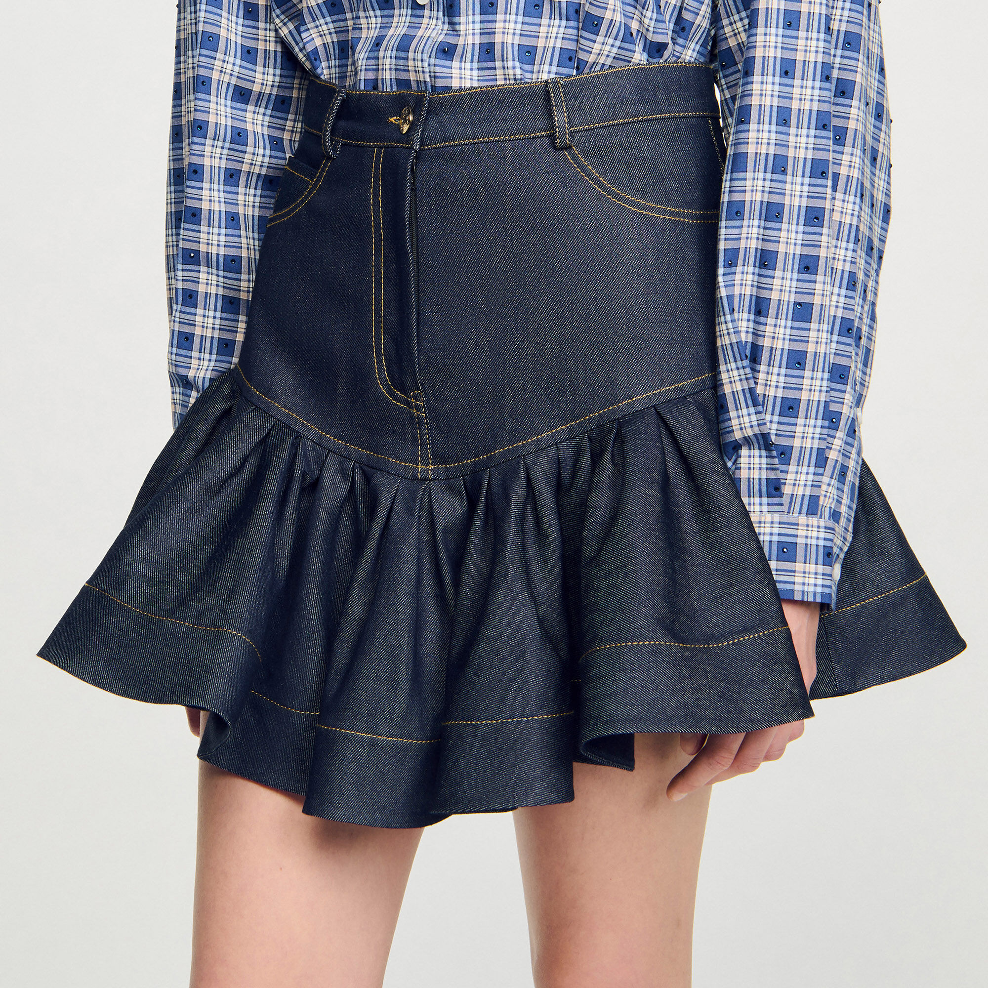 Falda corta de denim con volantes