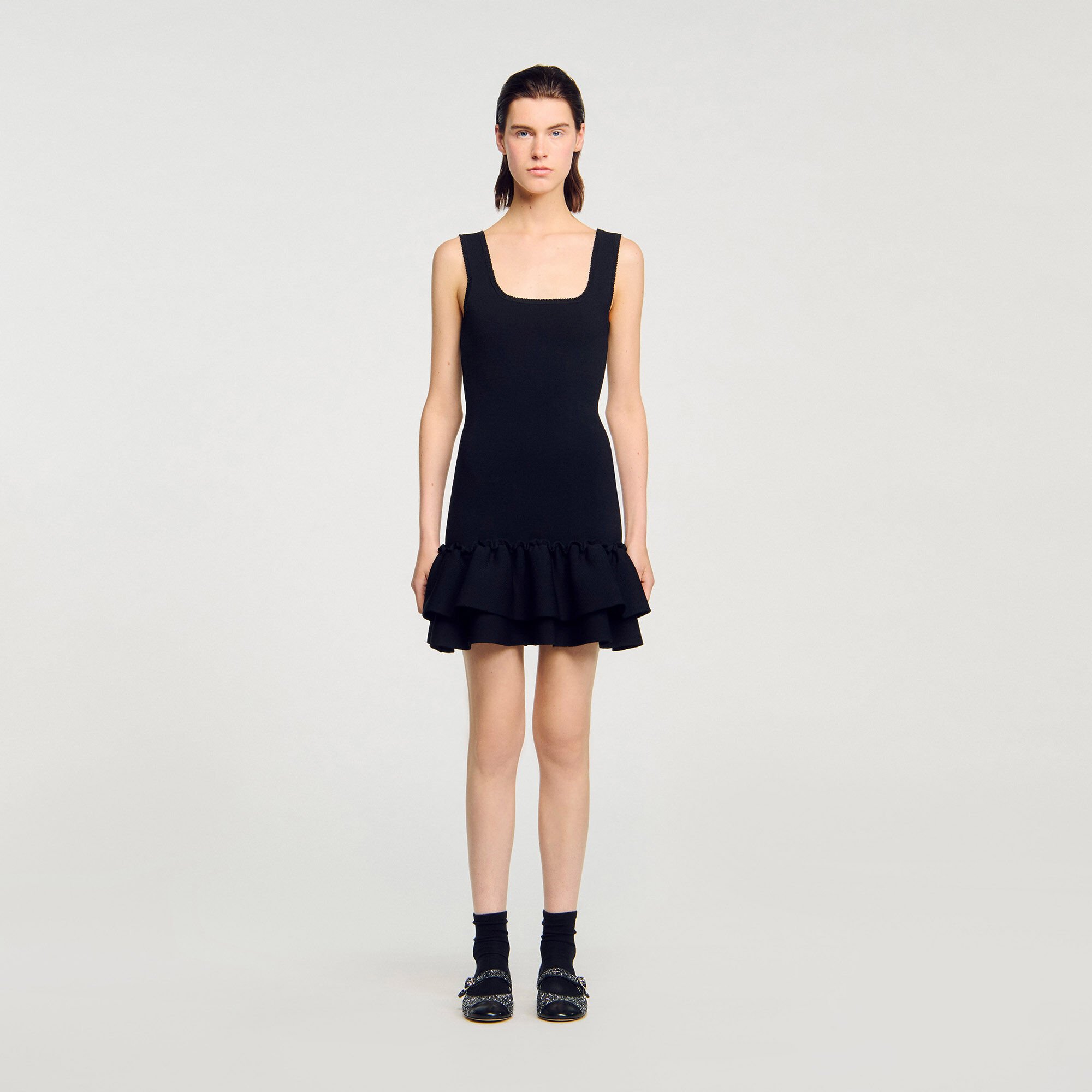 Vestido corto de punto con volantes