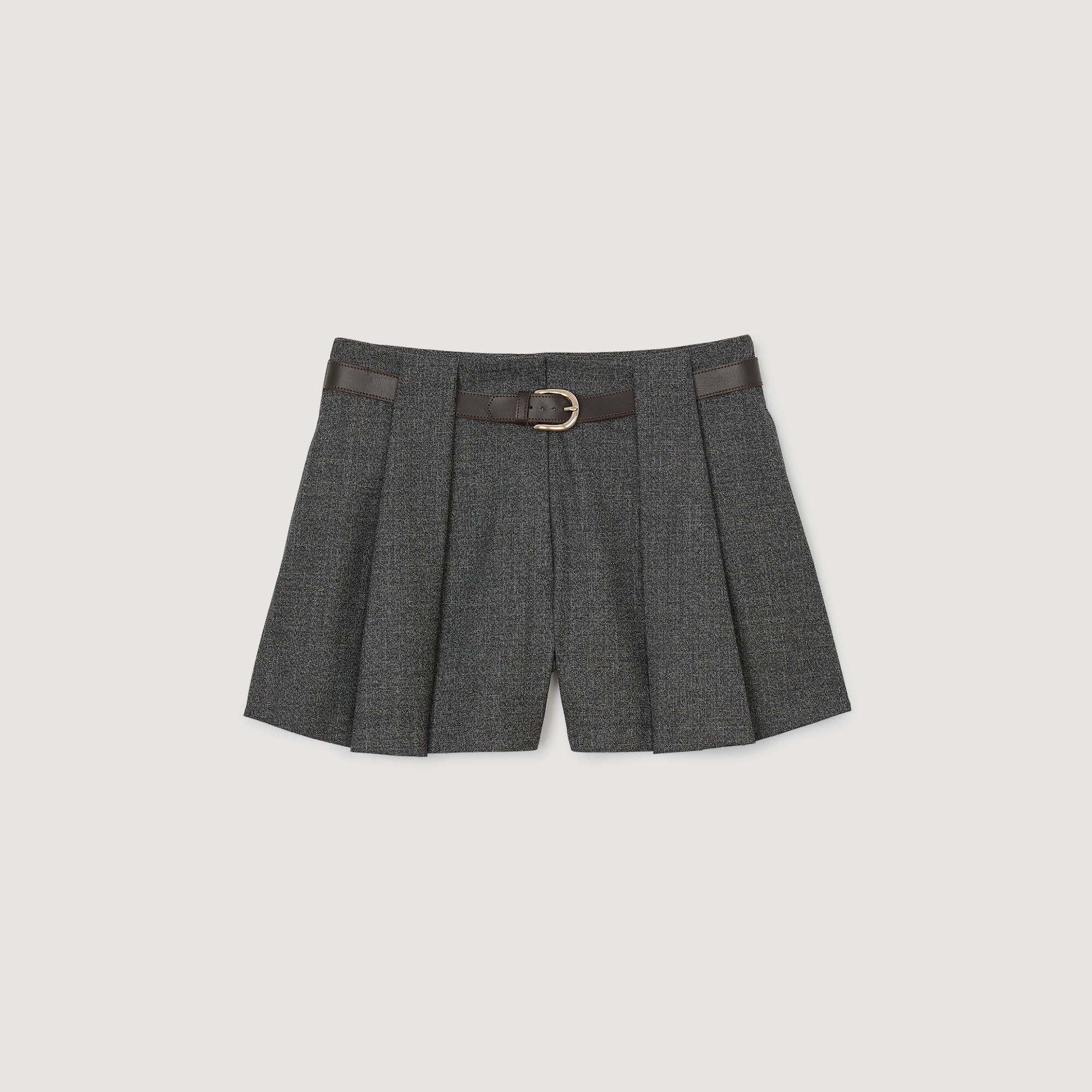 Pantalón corto plisado con cinturón