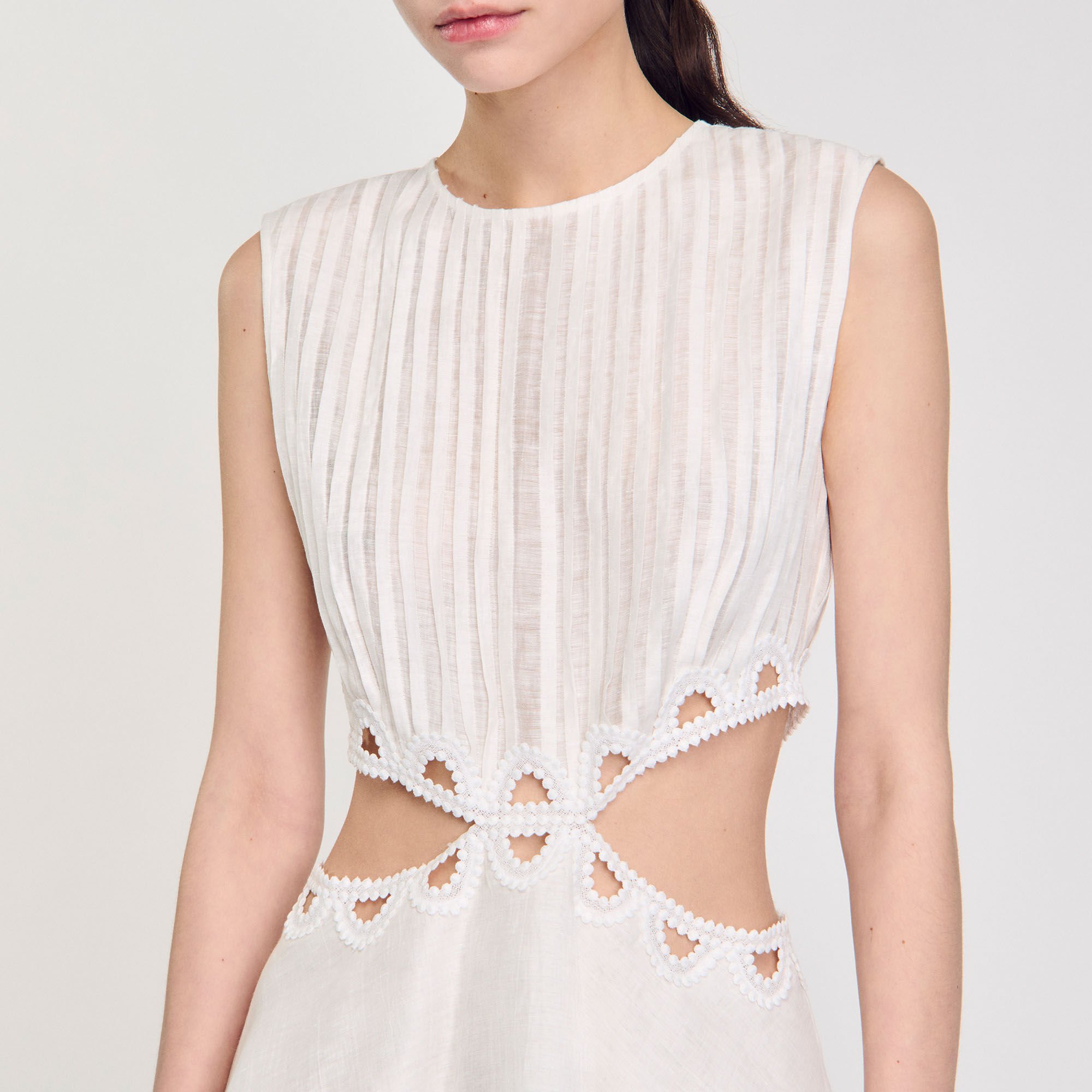Vestido corto con recortes