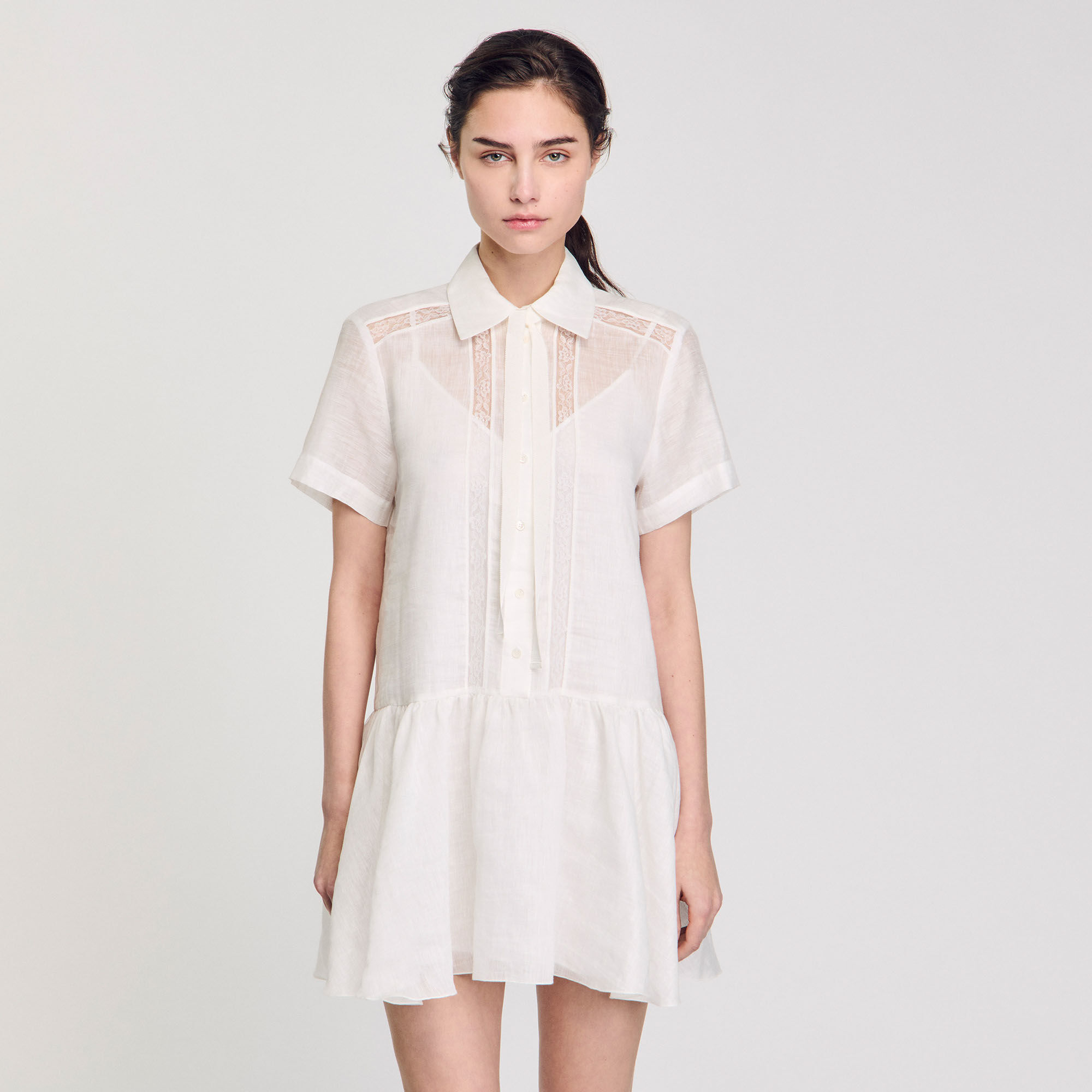 Vestido corto con detalles de encaje