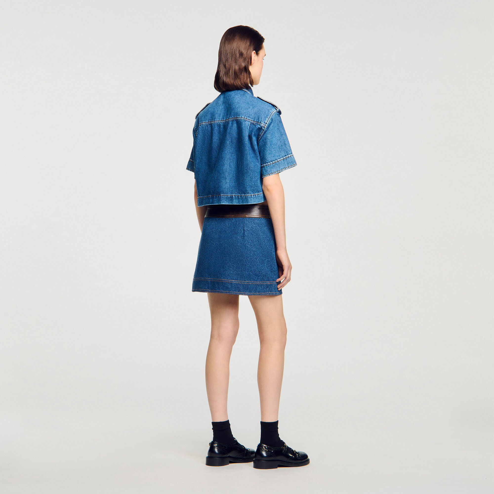 Falda corta de denim y cuero