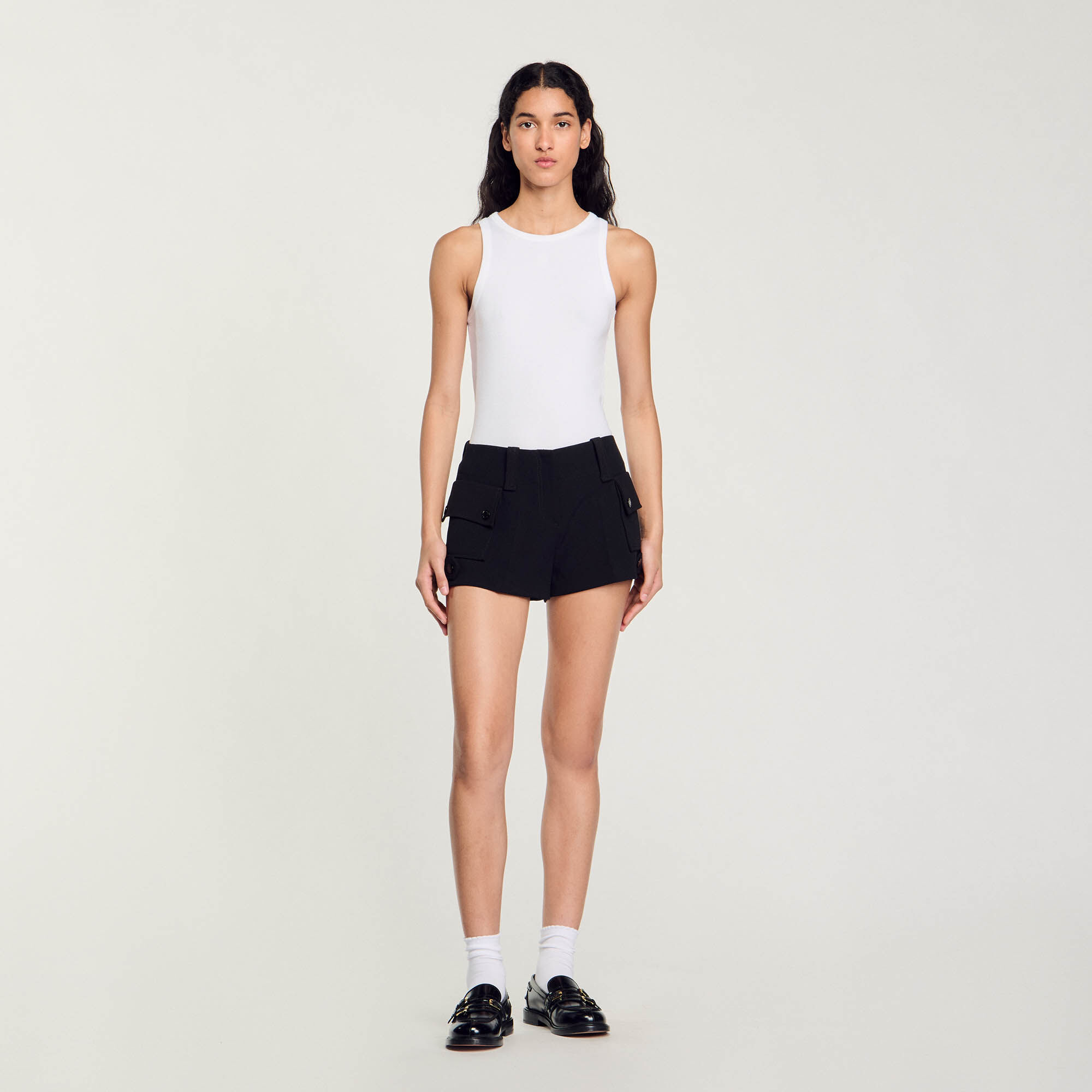 Pantalón muy corto con bolsillos