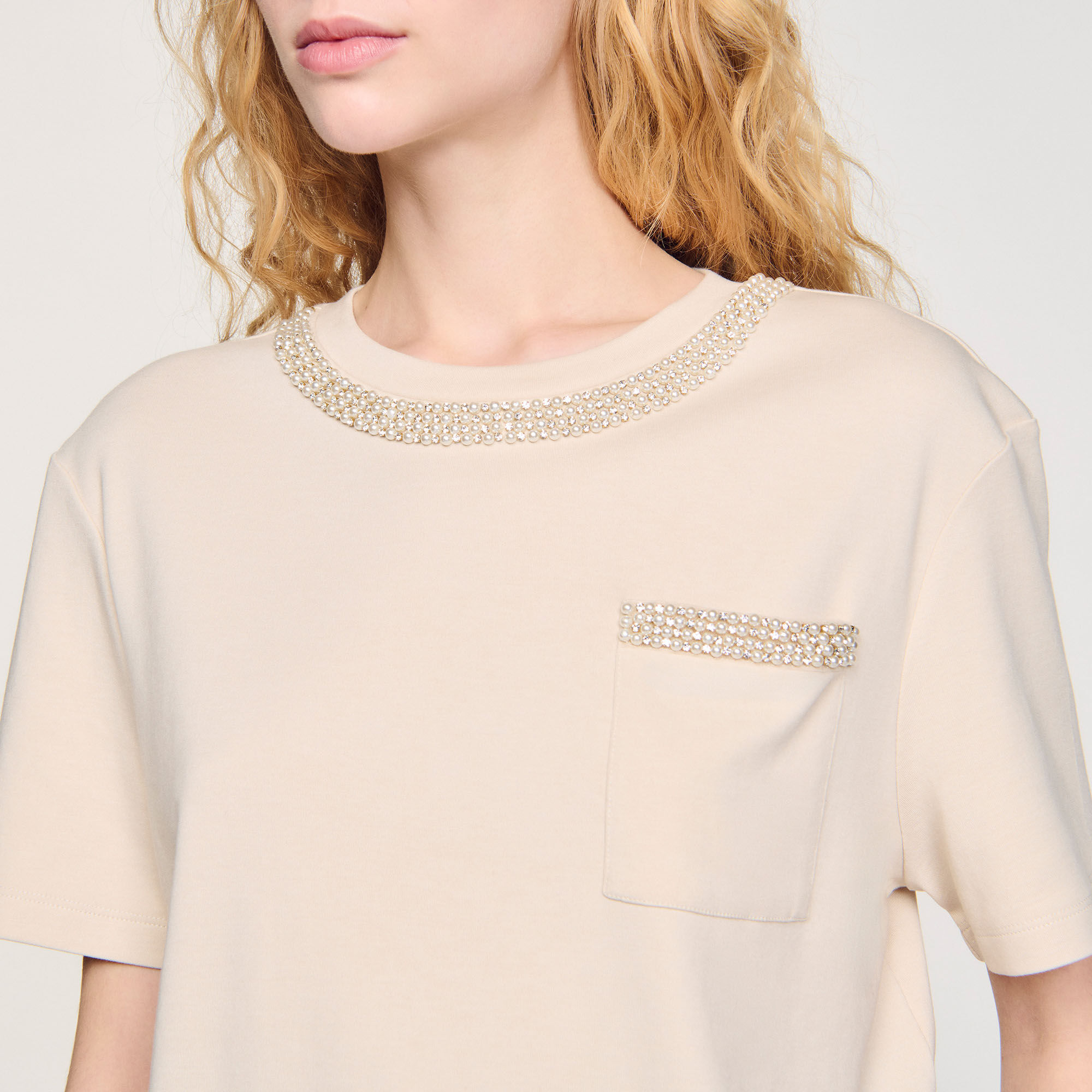 Camiseta con detalles de strass