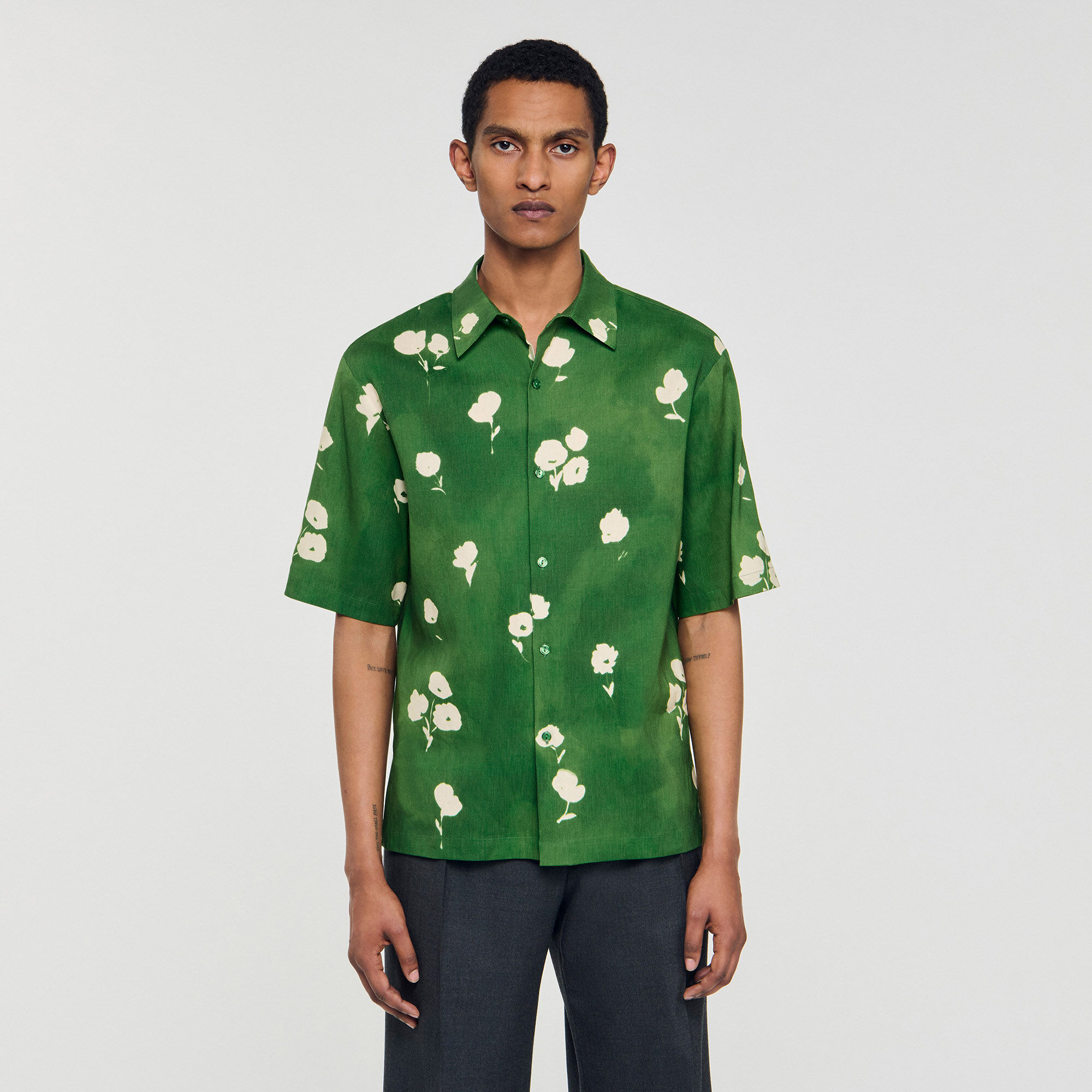 Camisa con estampado de flor