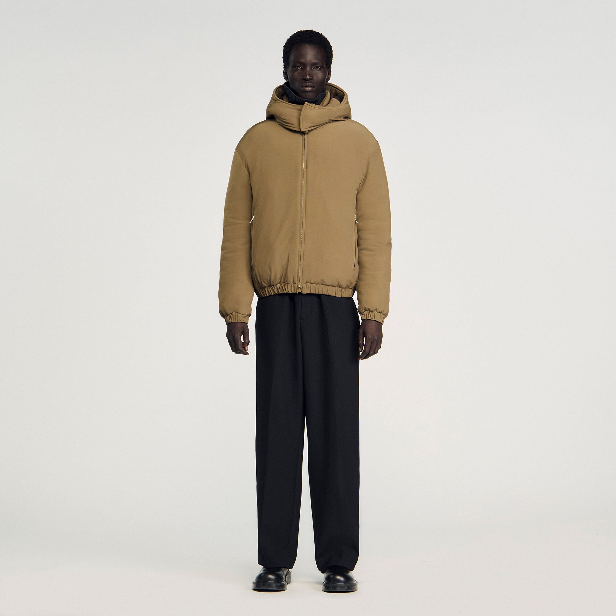 Anorak con cuello alto y capucha
