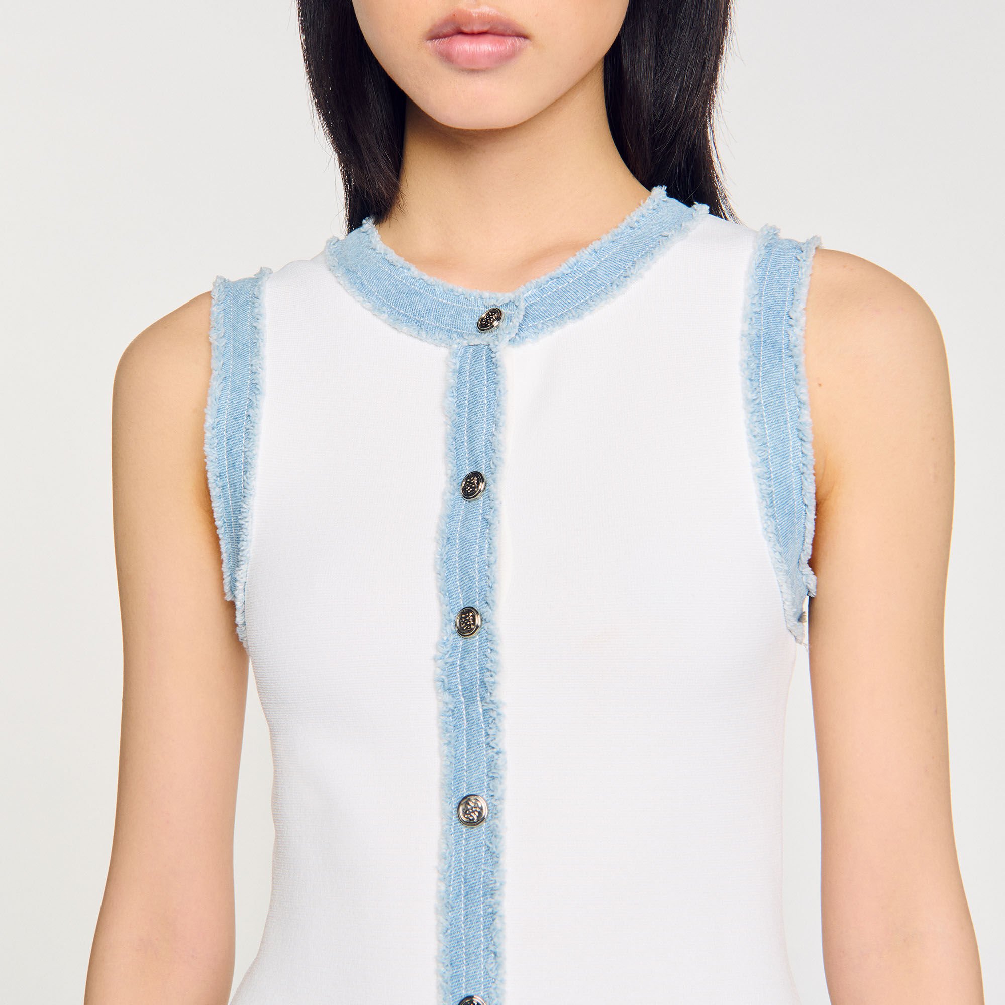 Vestido corto de punto con volante