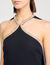 Vestido corto con capa adornada