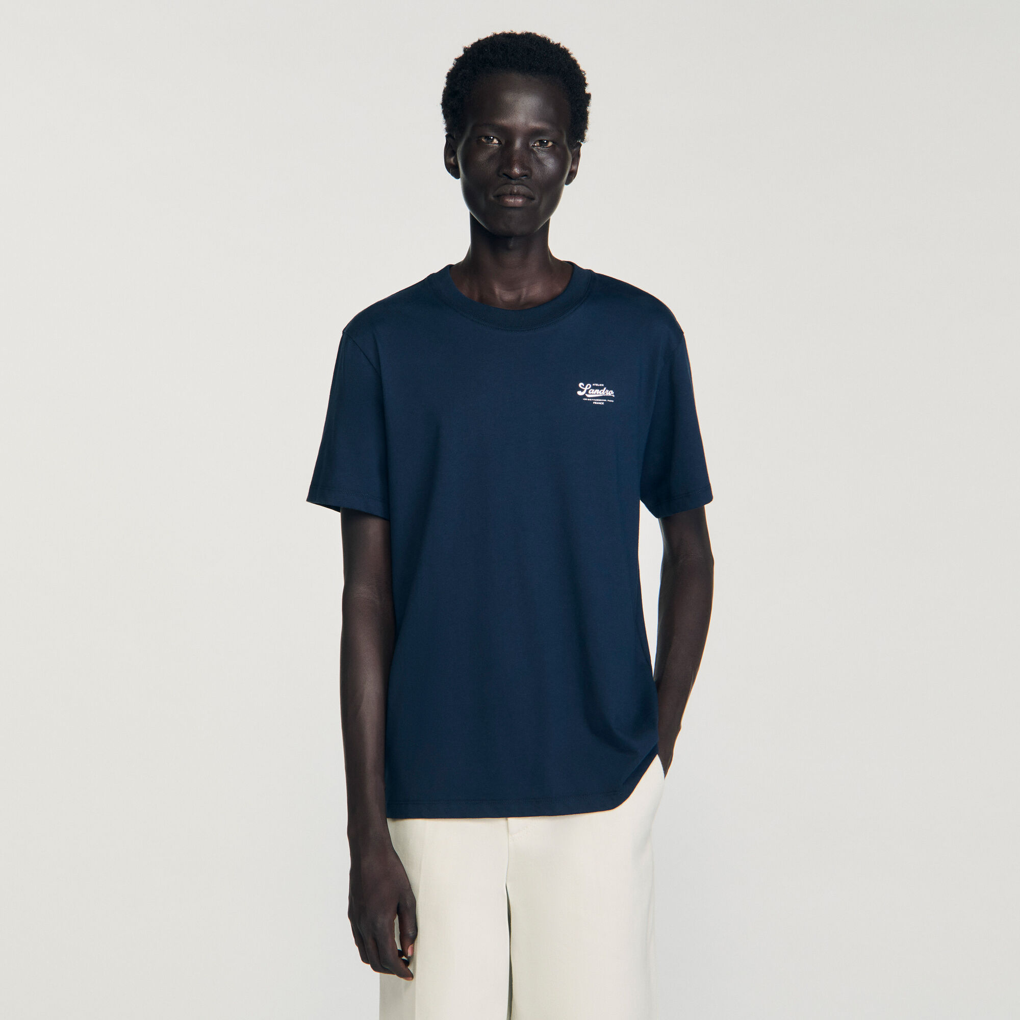 Camiseta con logotipo aplicado